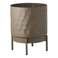 Cache-pot acier martelé taupe sur pied quatre pieds vue trois quarts fond blanc