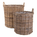 Deux cache-pots cylindriques Indo en rotin kubu naturel de tailles différentes avec anses torsadées et doublure plastique
