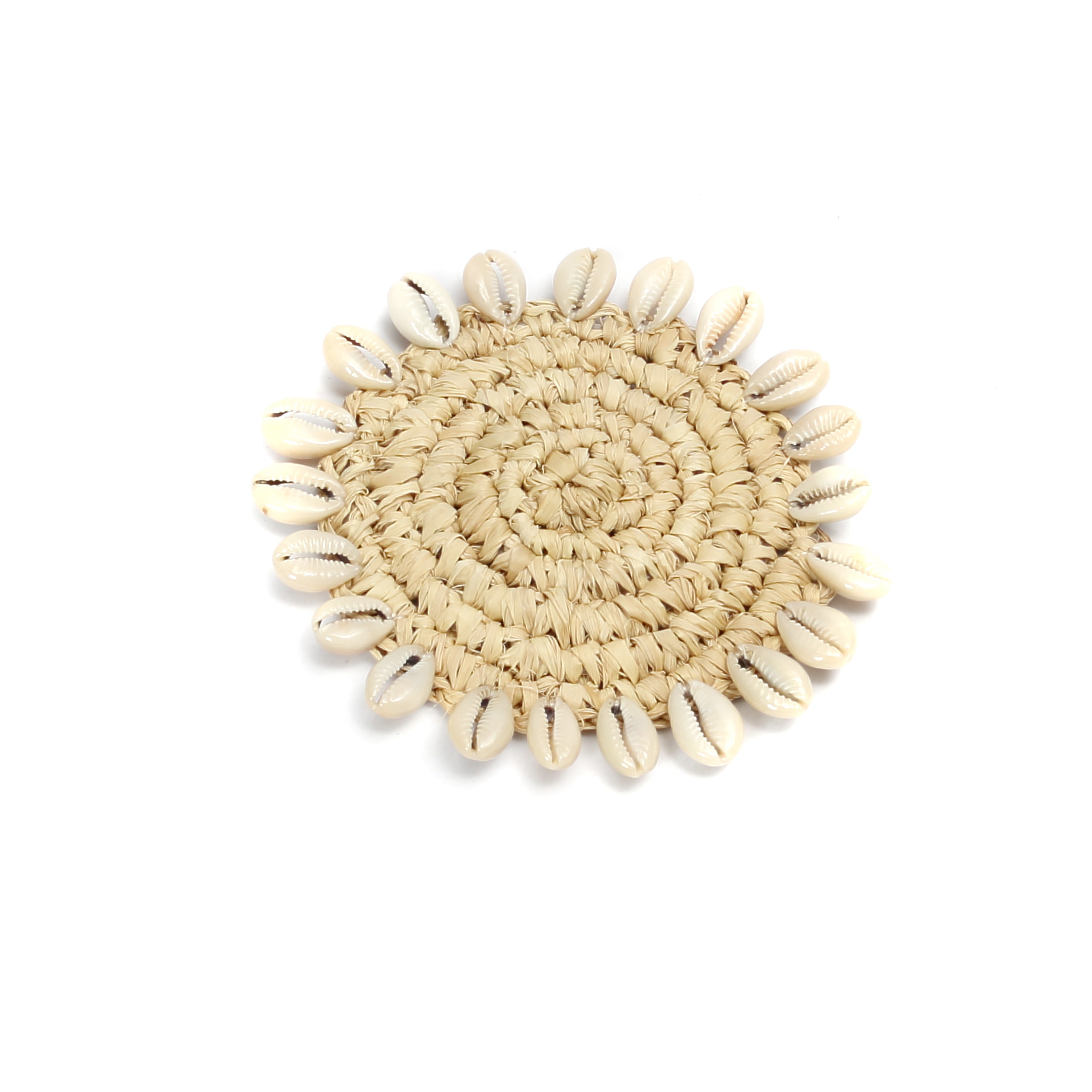 Dessous-de-verre en raphia crocheté et coquillages 12 cm sur fond blanc