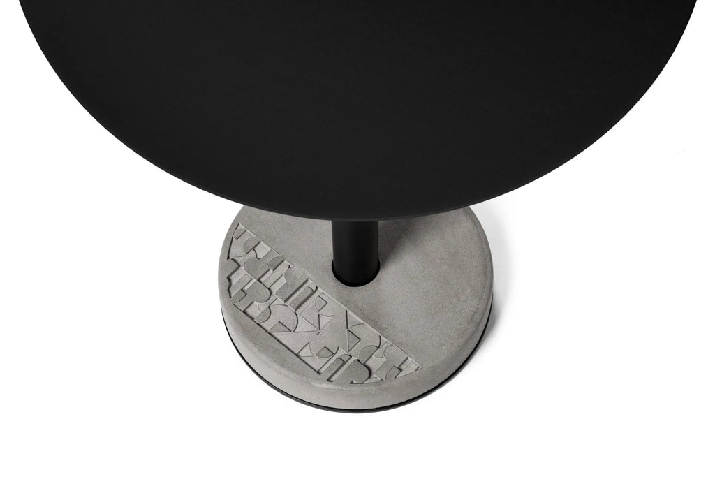 Table de bistro en béton Donut ronde en situation 3