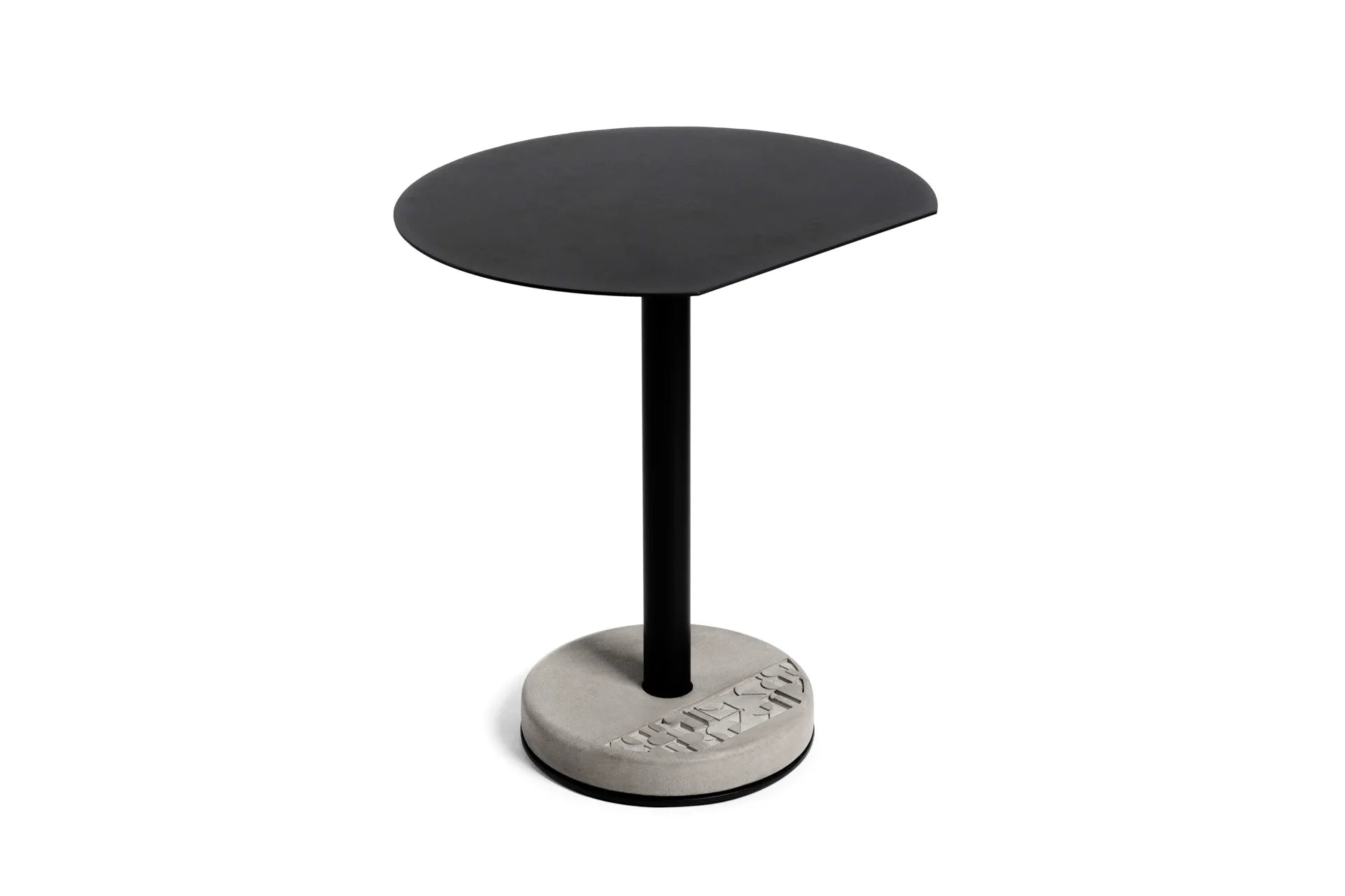 Table de bistro en béton Donut demi-lune en situation 5