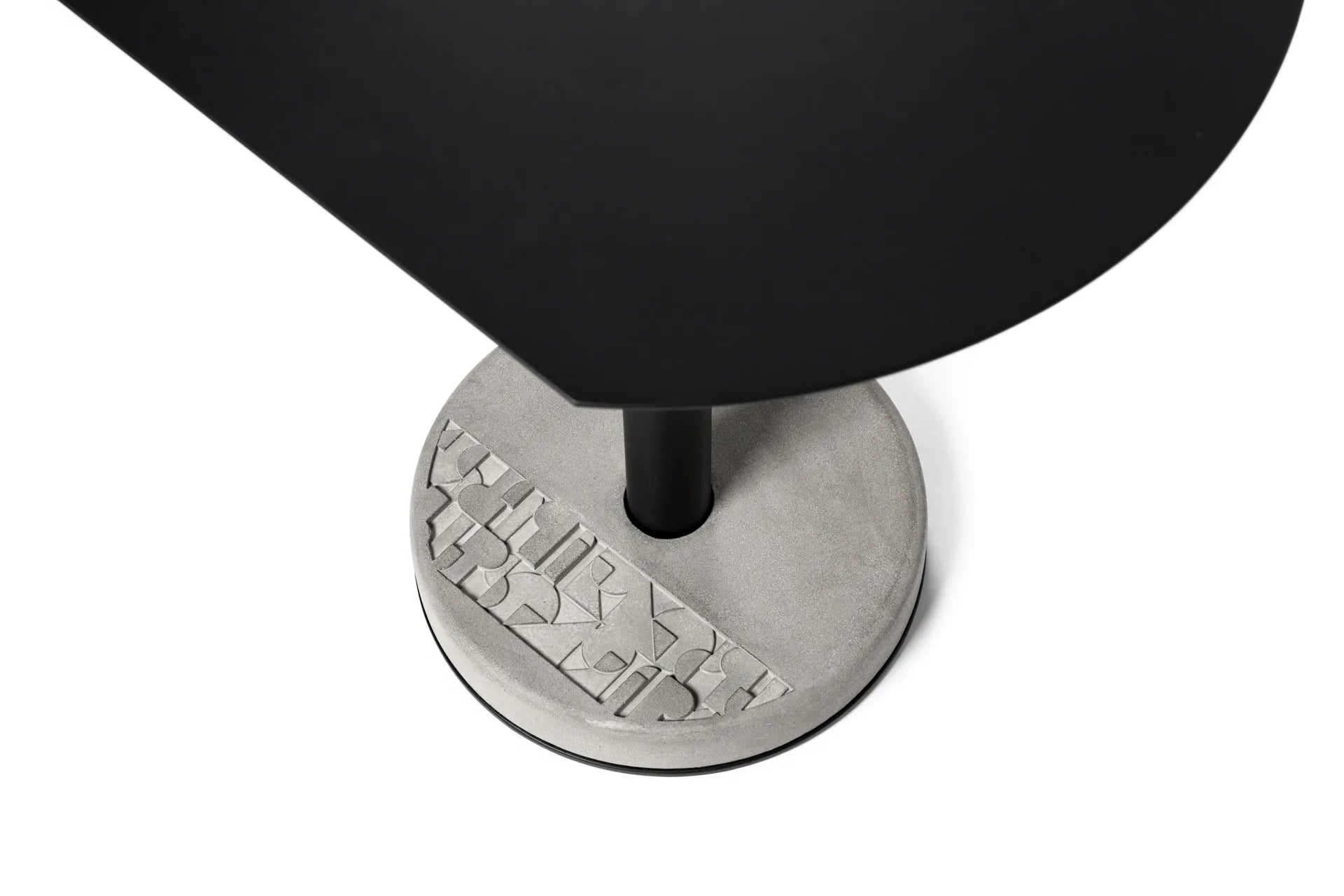 Table de bistro en béton Donut demi-lune en situation 4