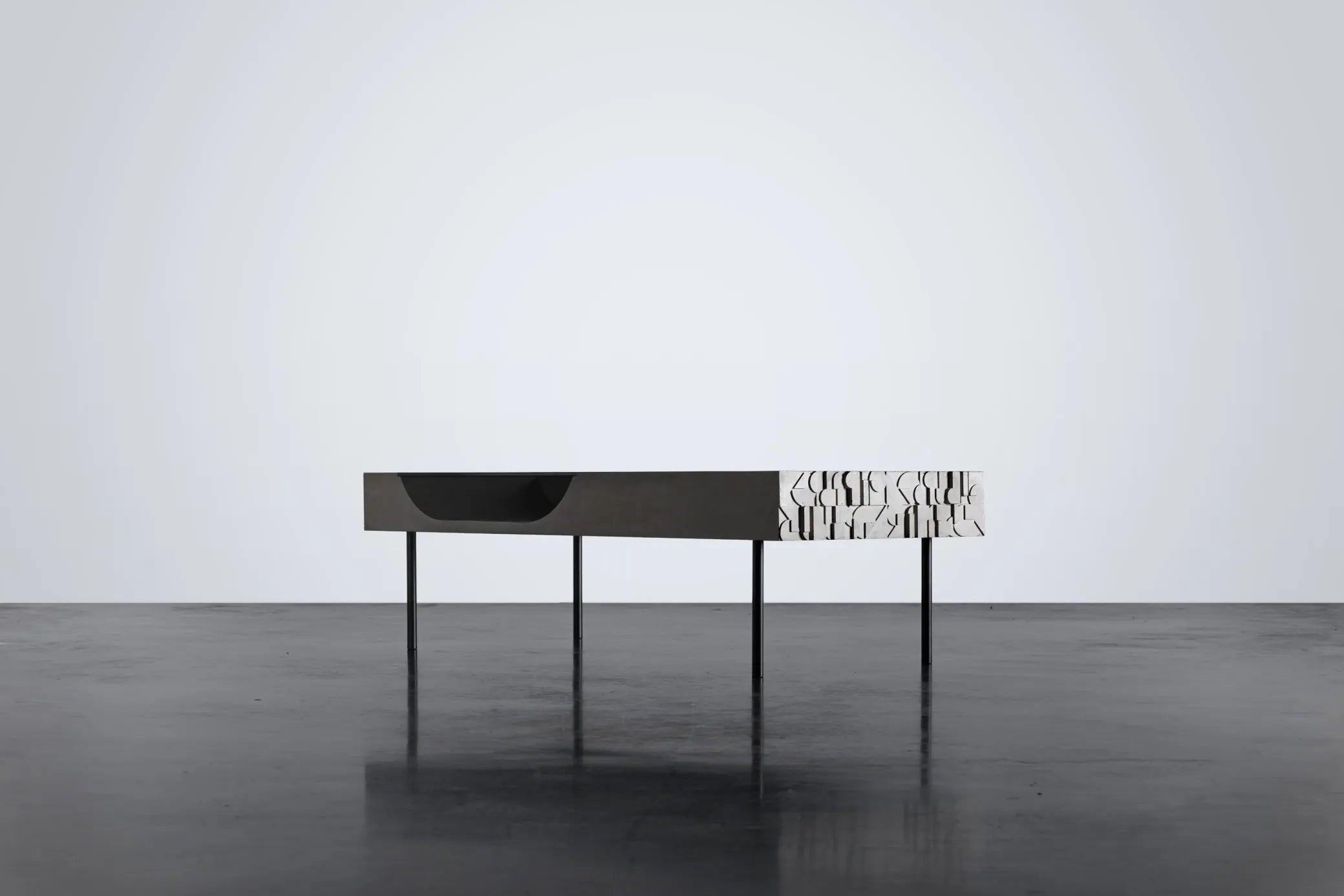 Table basse en béton Curb gris naturel en situation 2