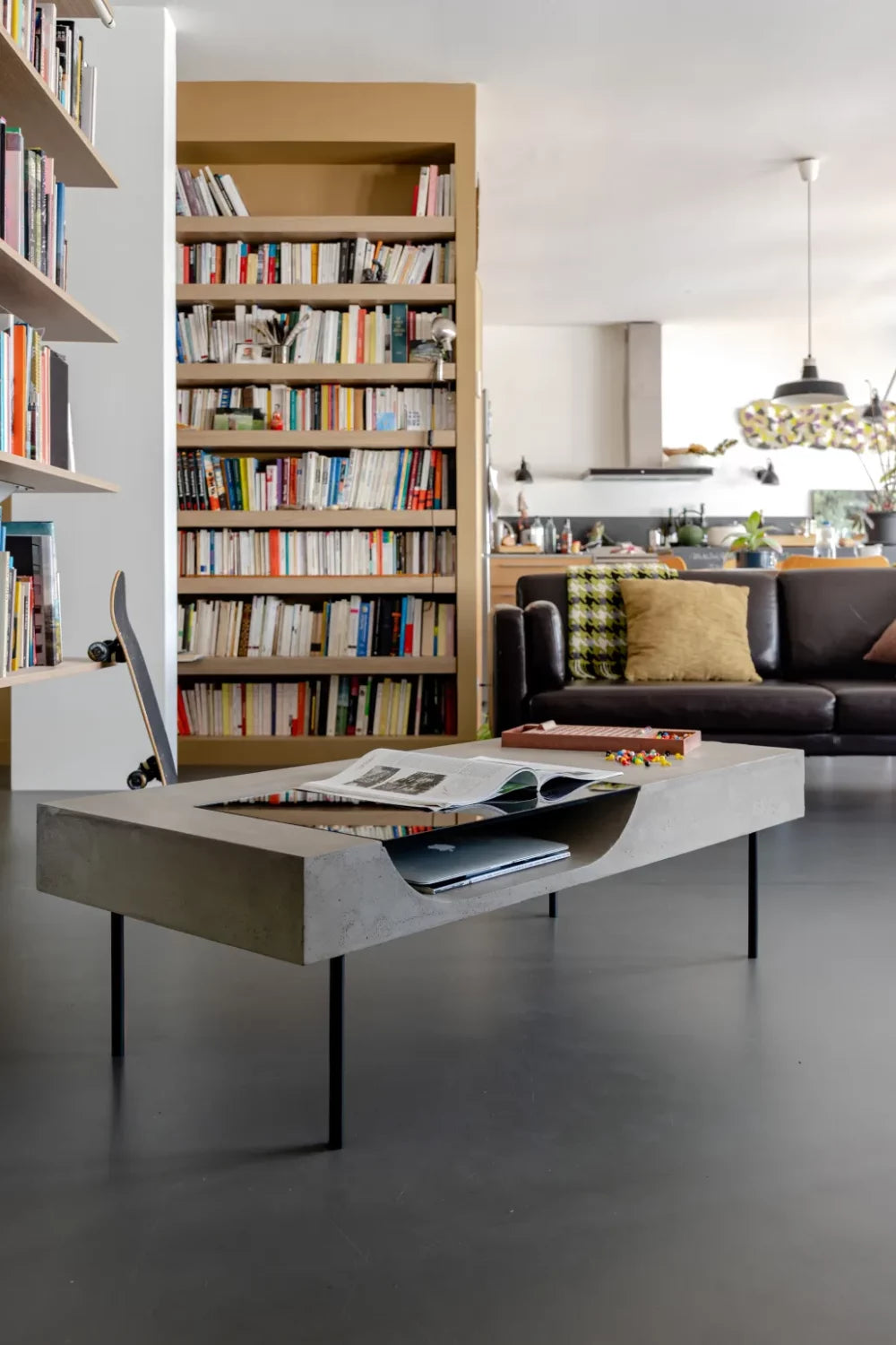 Table basse en béton Curb gris naturel en situation 6