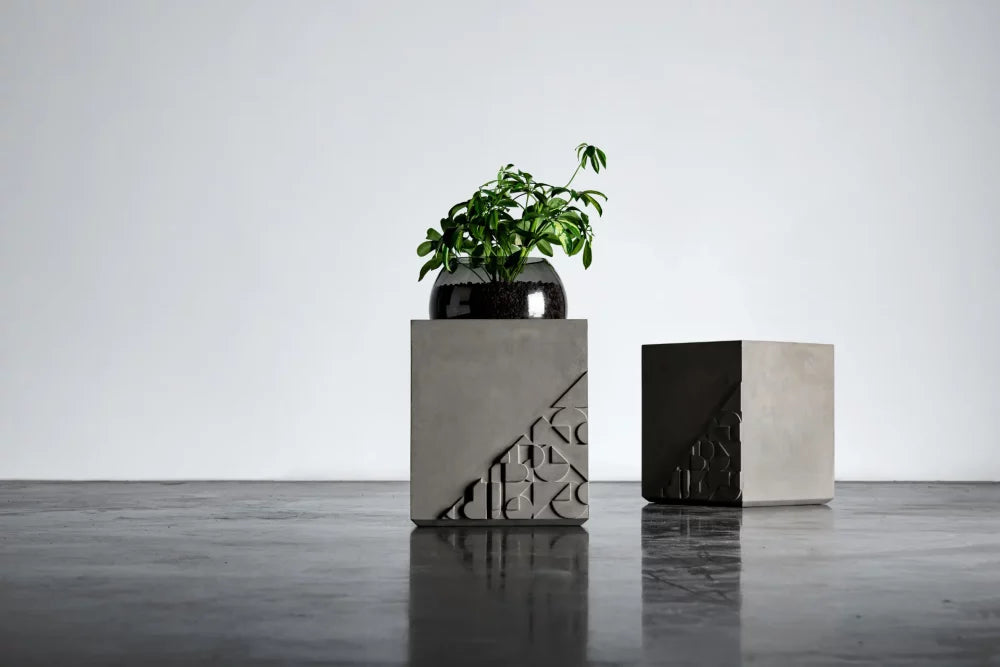 Table d'appoint en béton Curb gris naturel en situation 9