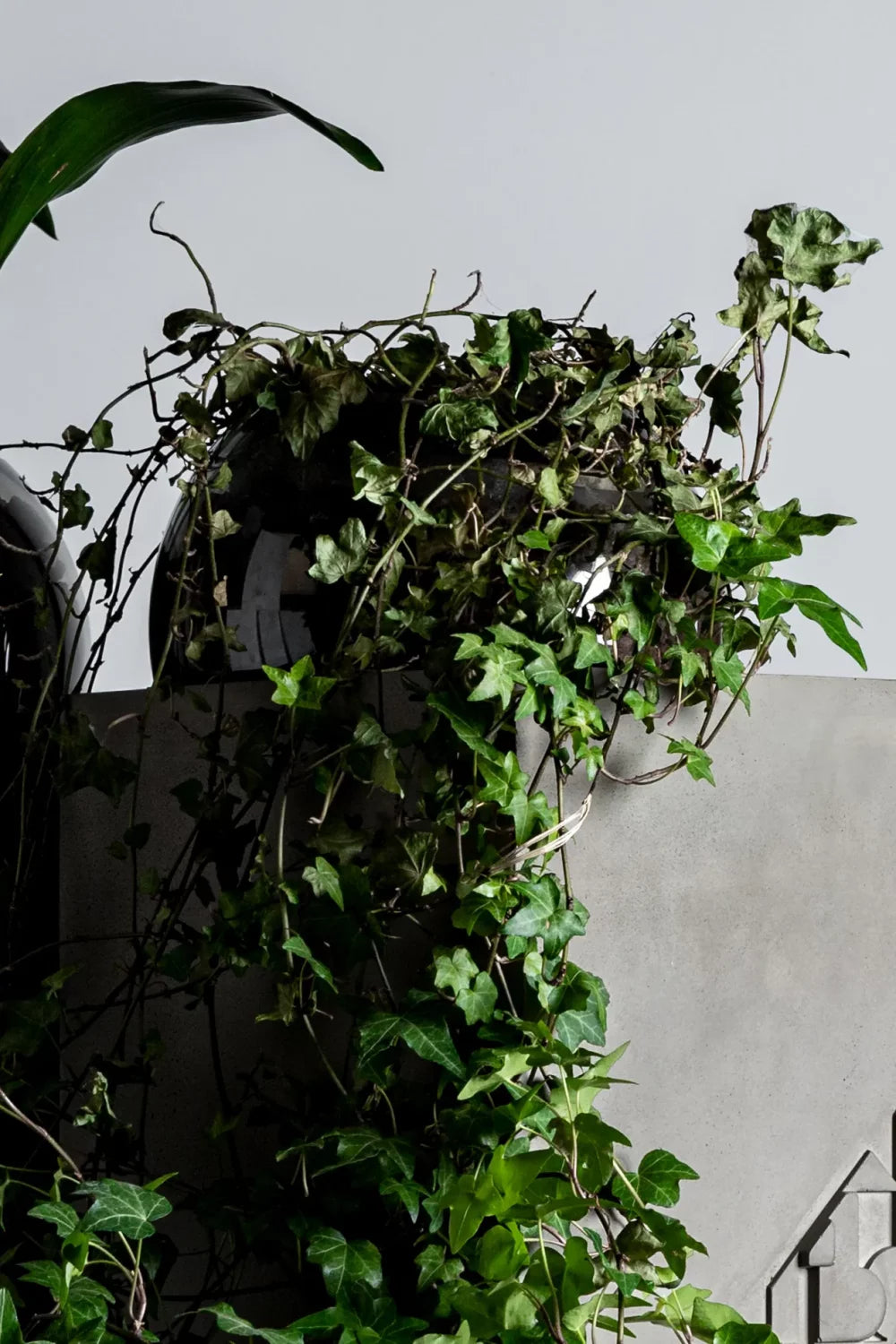 Table d'appoint en béton Curb gris naturel en situation 5
