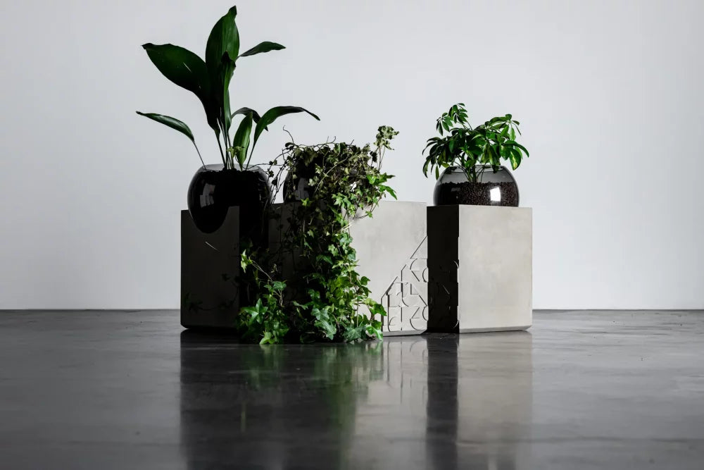 Table d'appoint en béton Curb gris naturel en situation 6