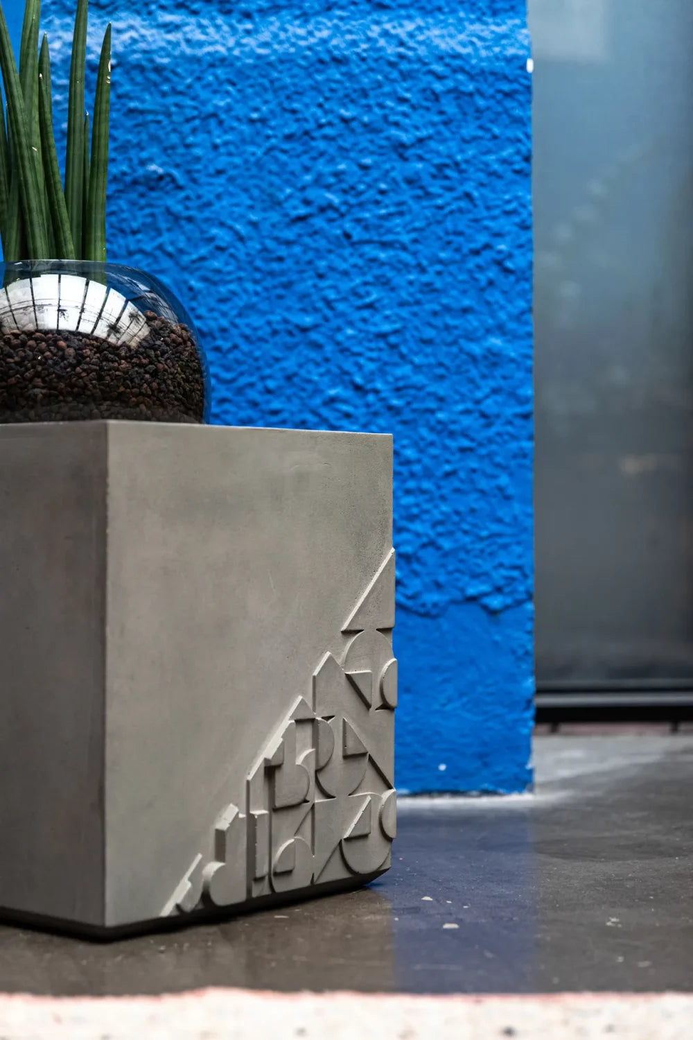 Table d'appoint en béton Curb gris naturel en situation 3