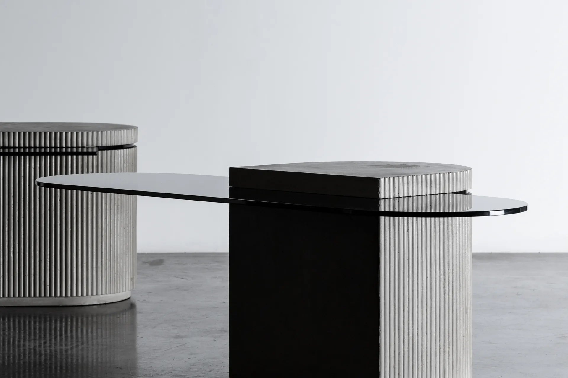 Table basse en béton Strut oblongue en situation 2