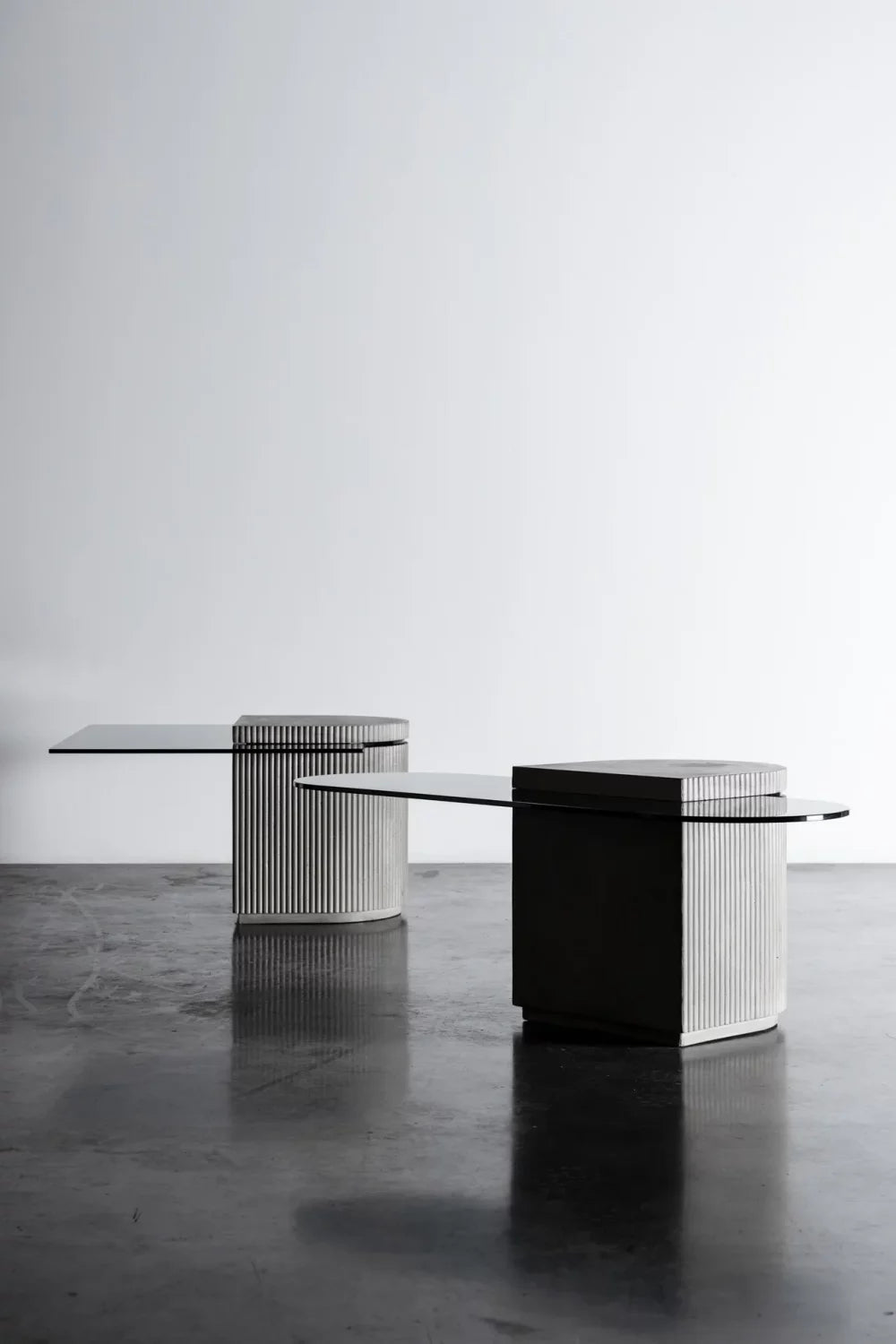 Table basse en béton Strut oblongue en situation 3