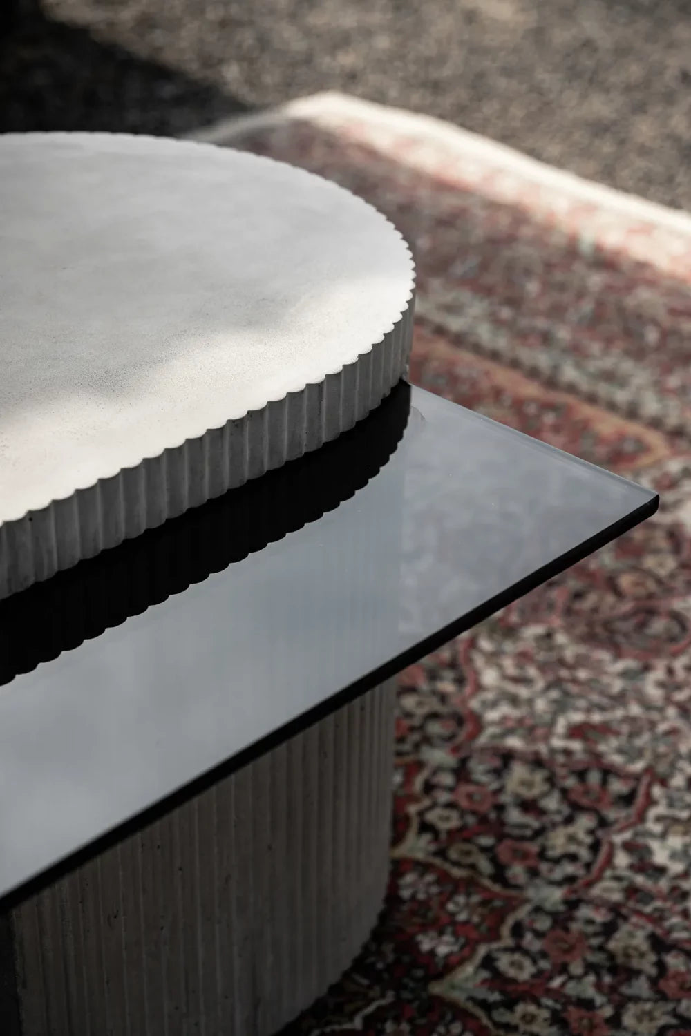 Table basse en béton Strut carrée gris en situation 4