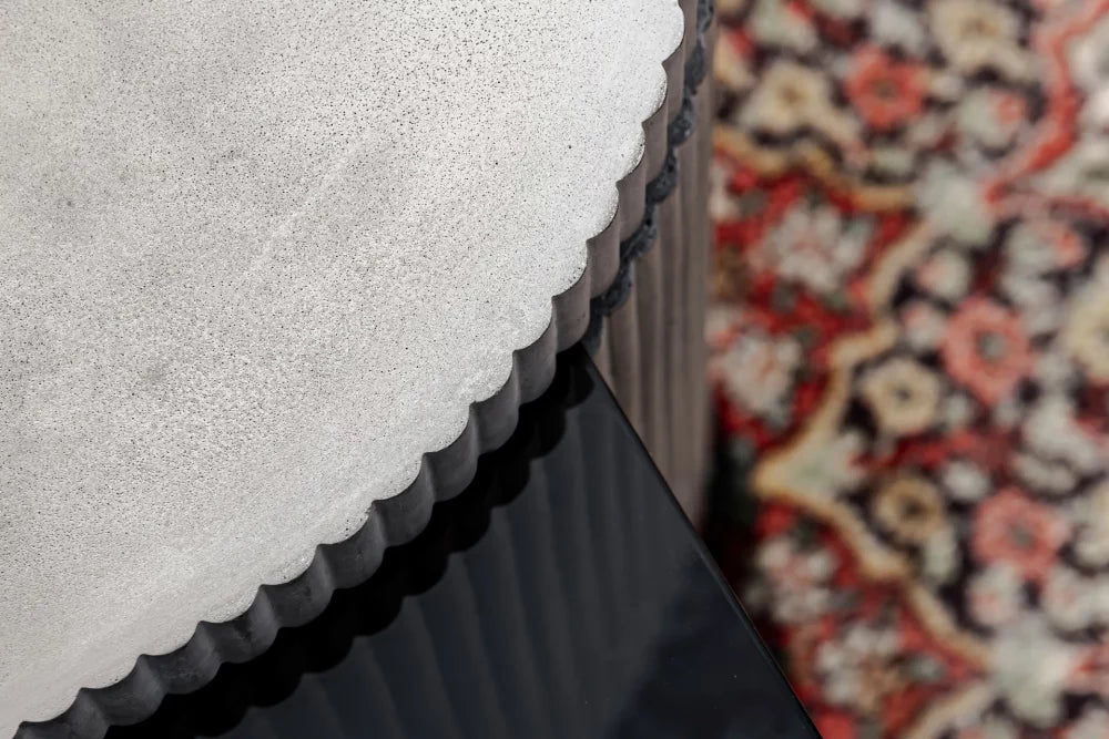 Table basse en béton Strut carrée gris en situation 9