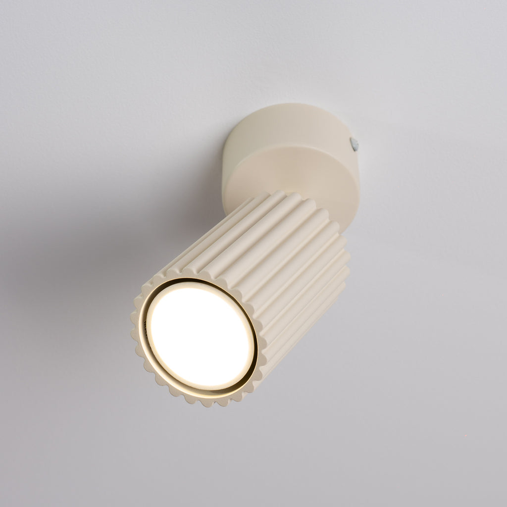 Plafonnier Karbon 1 aluminium beige GU10 en situation