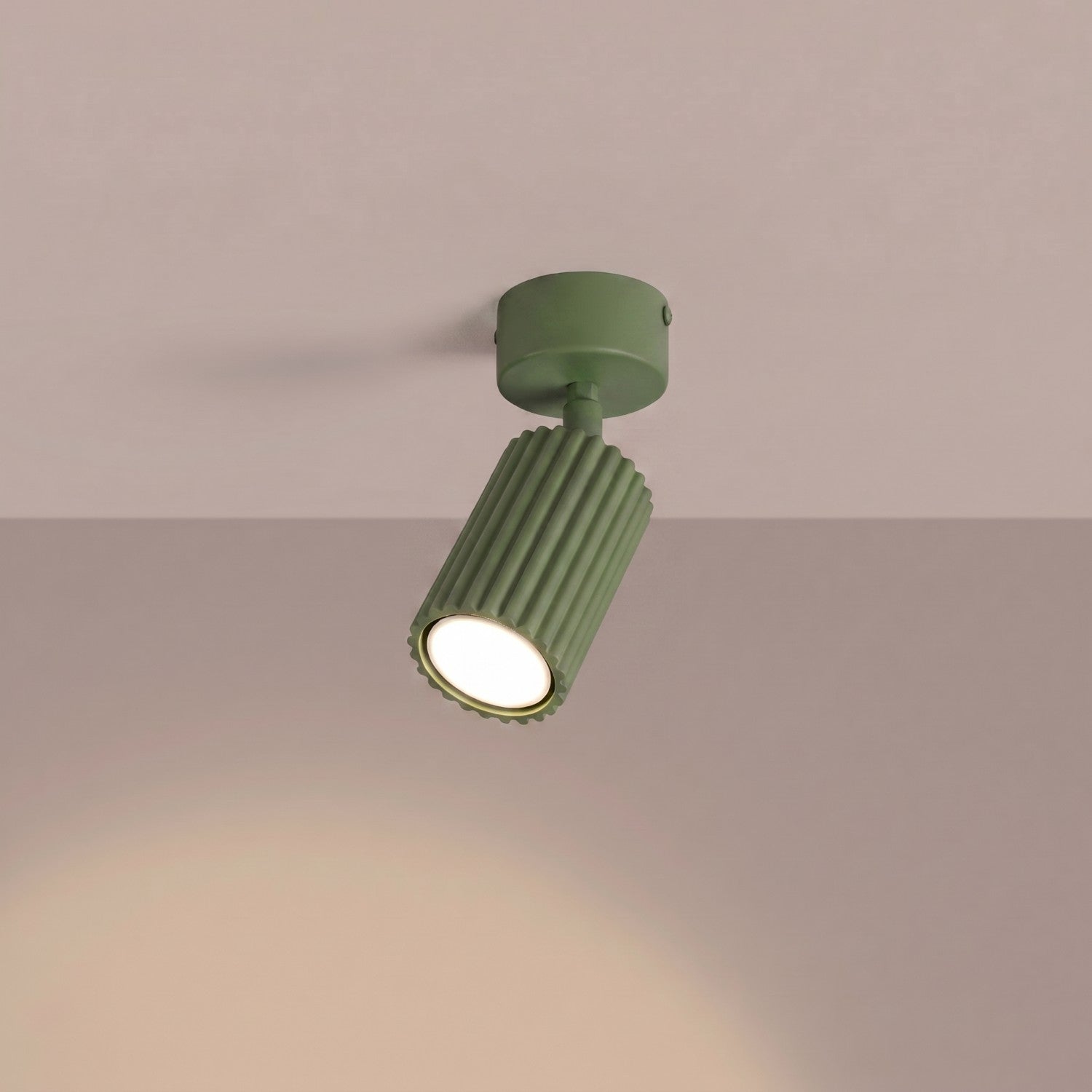 Plafonnier Karbon 1 aluminium vert olive GU10 vue de trois quarts