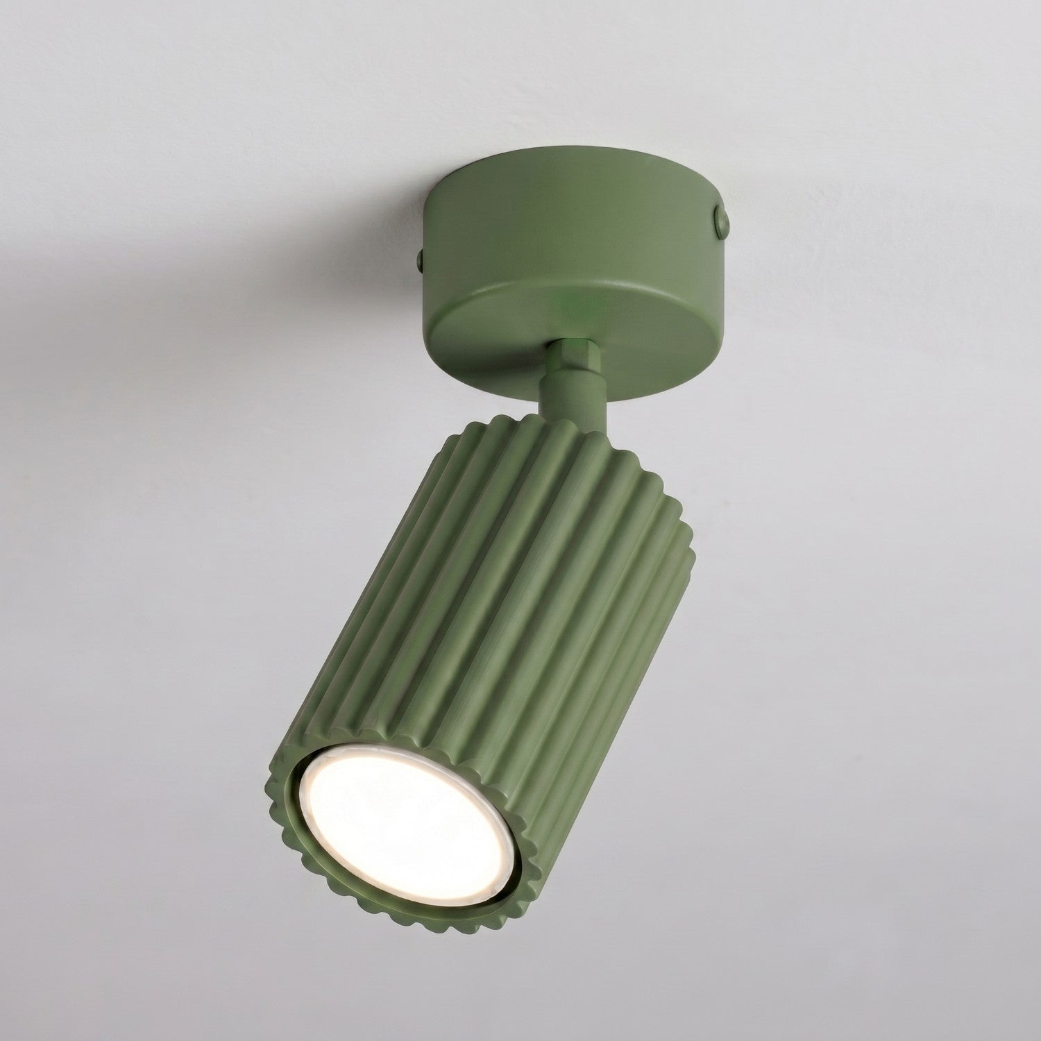 Plafonnier Karbon 1 aluminium vert olive GU10 en situation