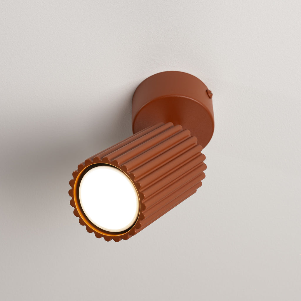 Plafonnier Karbon 1 aluminium rouge ocre GU10 en situation