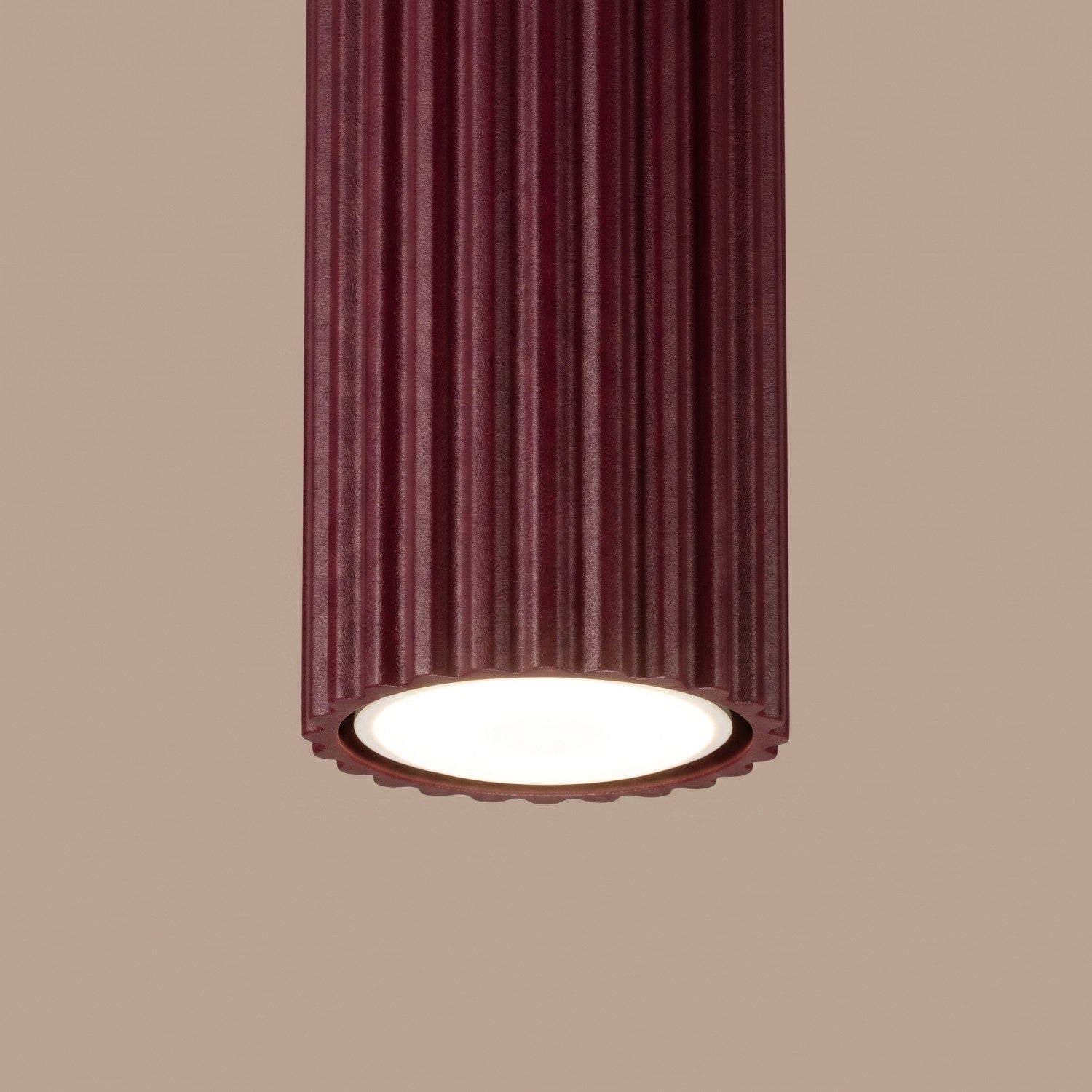 Plafonnier Karbon 10 aluminium bordeaux GU10 en situation