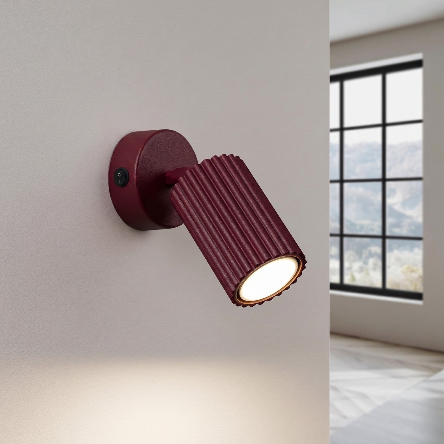 Applique murale Karbon à interrupteur aluminium bordeaux GU10 vue de trois quarts