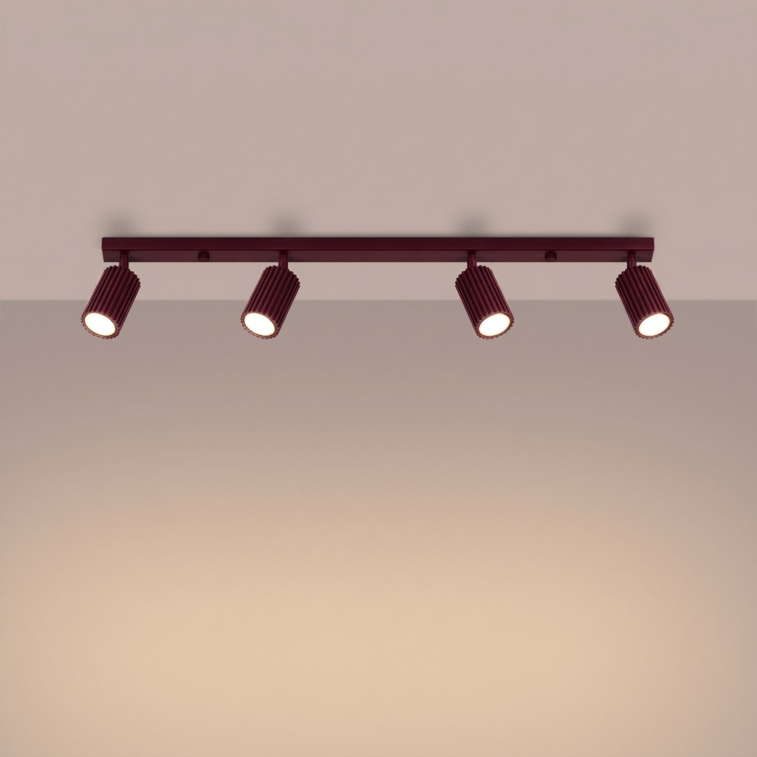 Plafonnier Karbon rampe 4 spots aluminium bordeaux GU10 vue de trois quarts