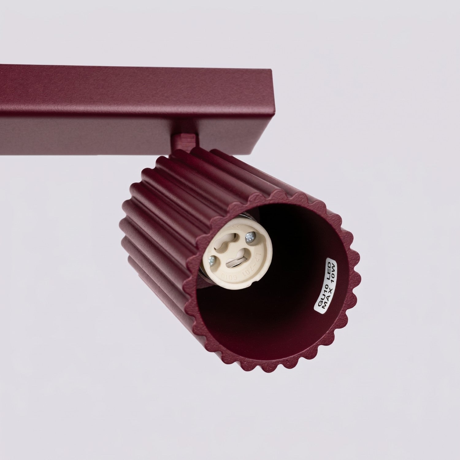 Plafonnier Karbon rampe 4 spots aluminium bordeaux GU10 détail des cannelures
