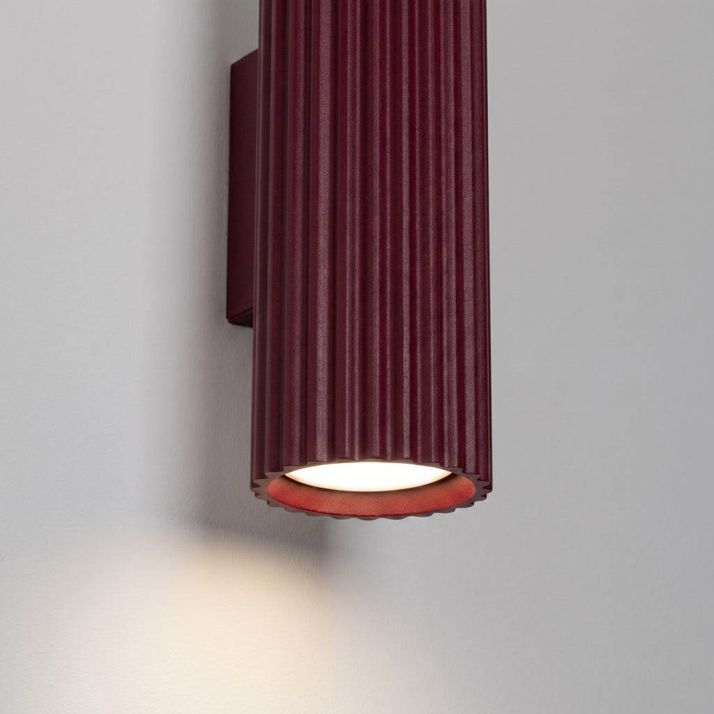 Applique murale Karbon 20 haut et bas aluminium bordeaux GU10 détail des cannelures
