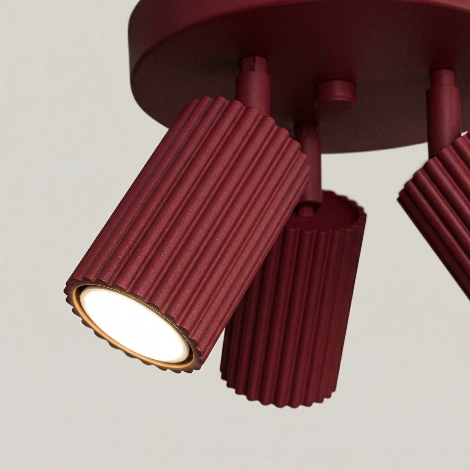 Plafonnier Karbon 3 spots rond aluminium bordeaux GU10 détail des cannelures