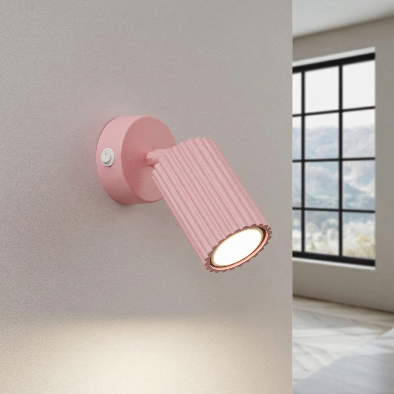 Applique murale Karbon à interrupteur aluminium rose GU10 vue de trois quarts