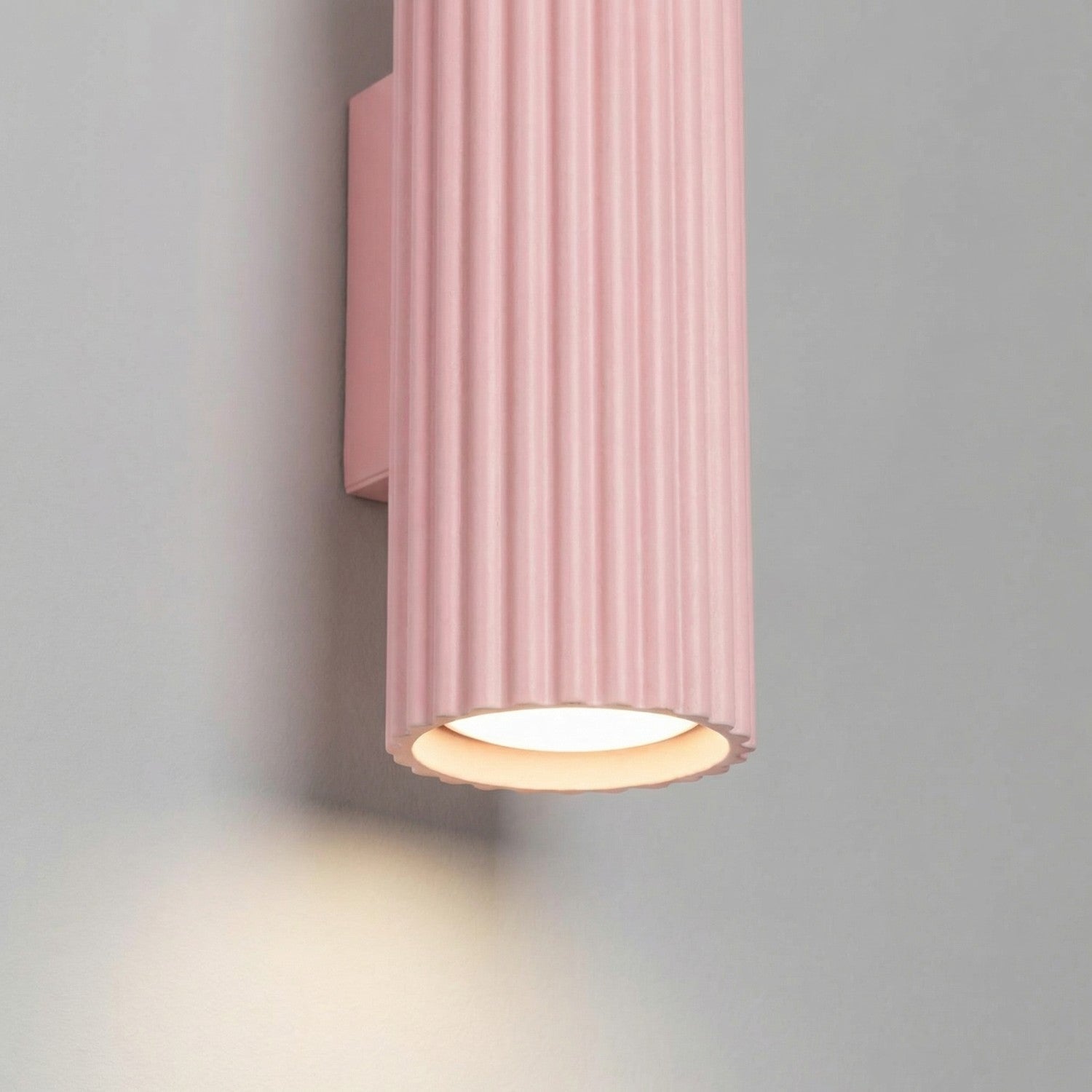 Applique murale Karbon 20 haut et bas aluminium rose GU10 détail des cannelures