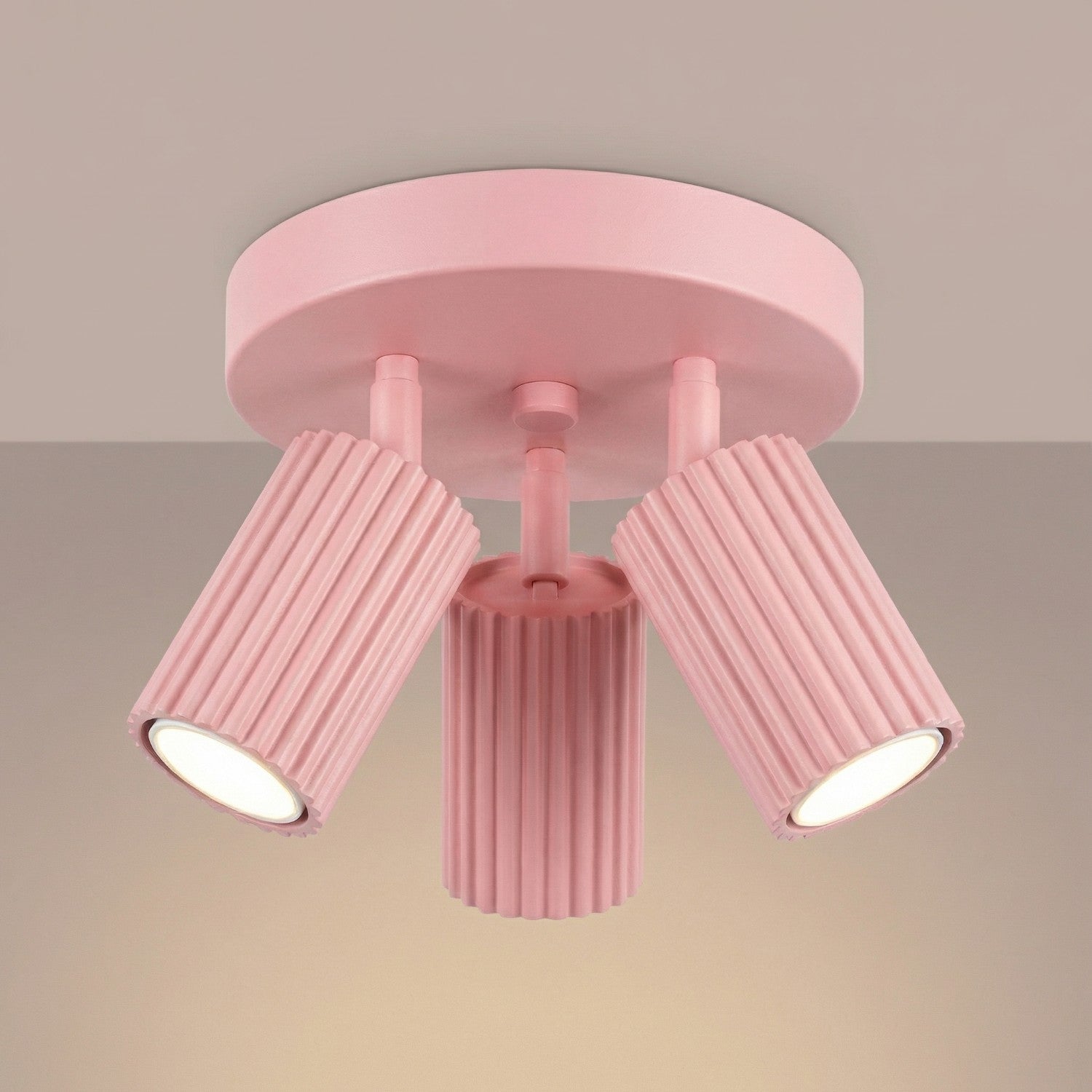 Plafonnier Karbon 3 spots rond aluminium rose GU10 vue de trois quarts