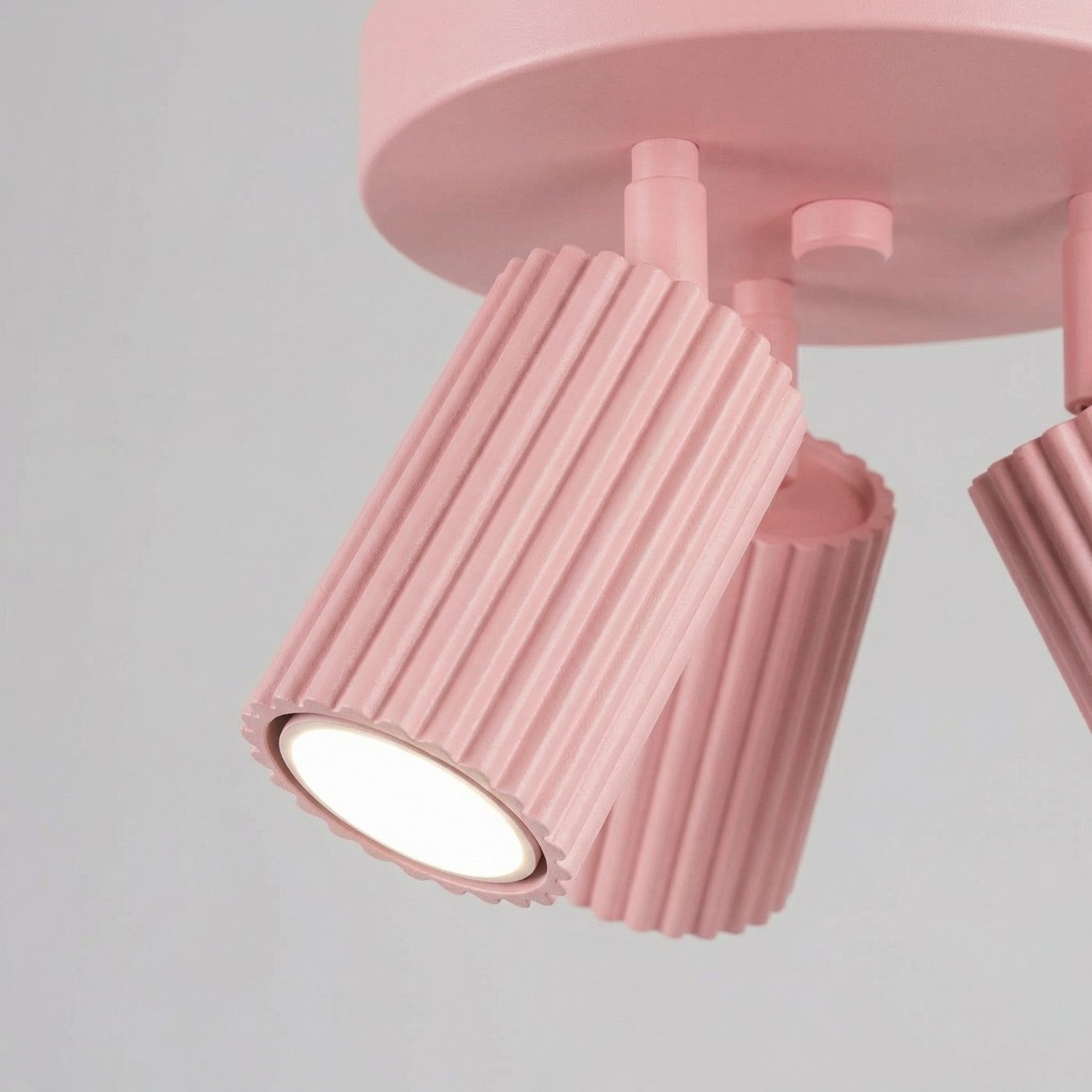 Plafonnier Karbon 3 spots rond aluminium rose GU10 tête orientée