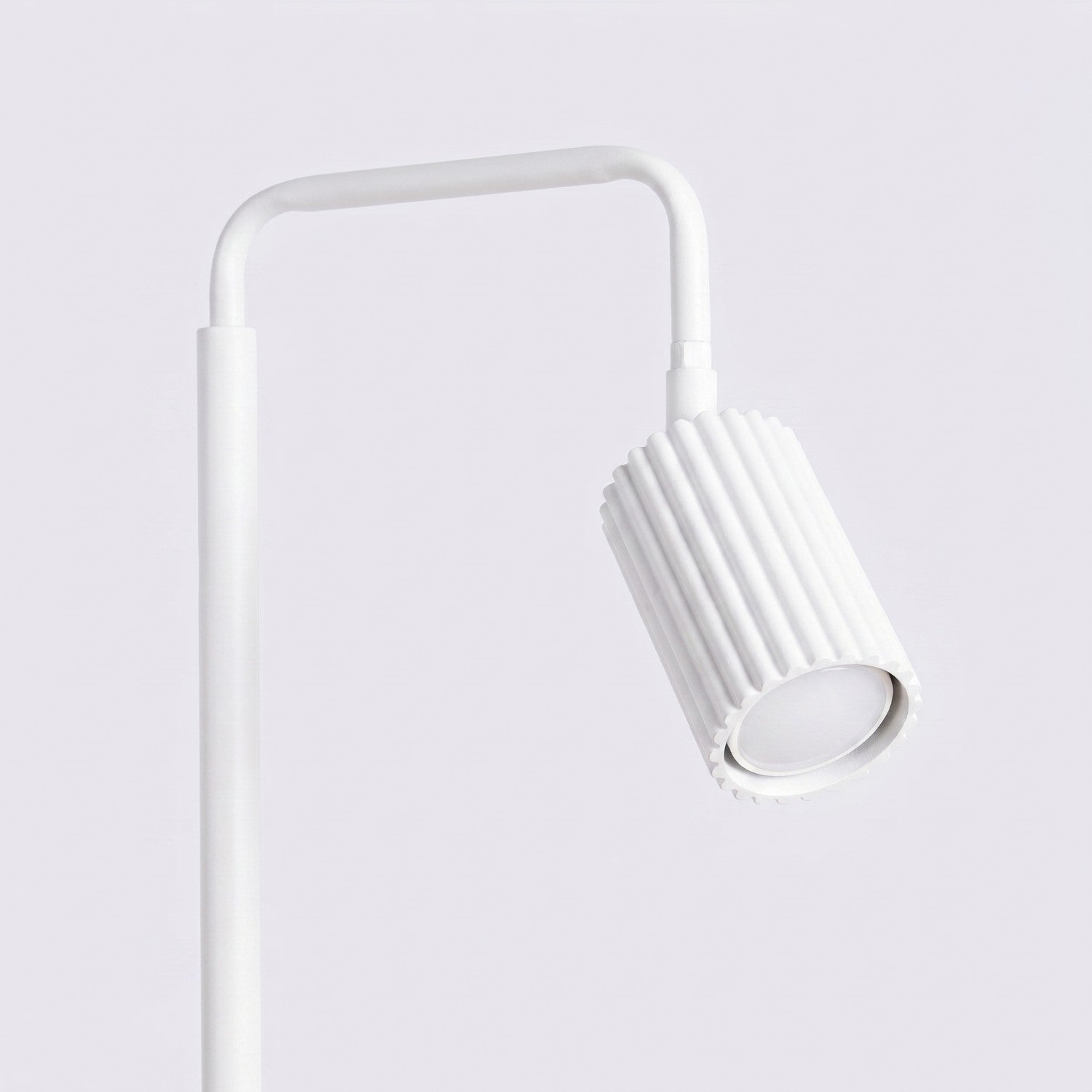 Lampadaire Karbon 1 aluminium blanc GU10 détail des cannelures