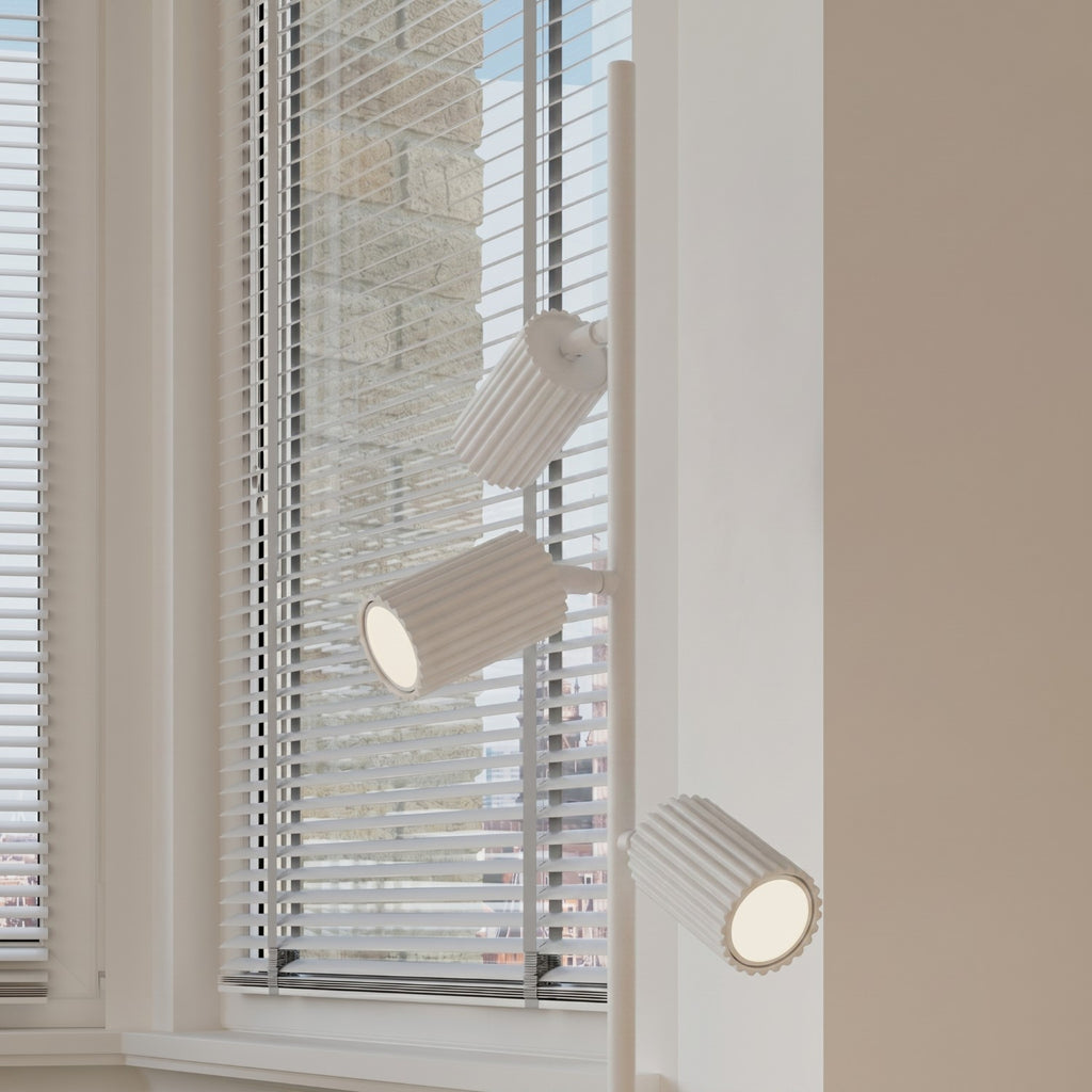 Lampadaire Karbon 3 spots aluminium blanc GU10 vue de trois quarts