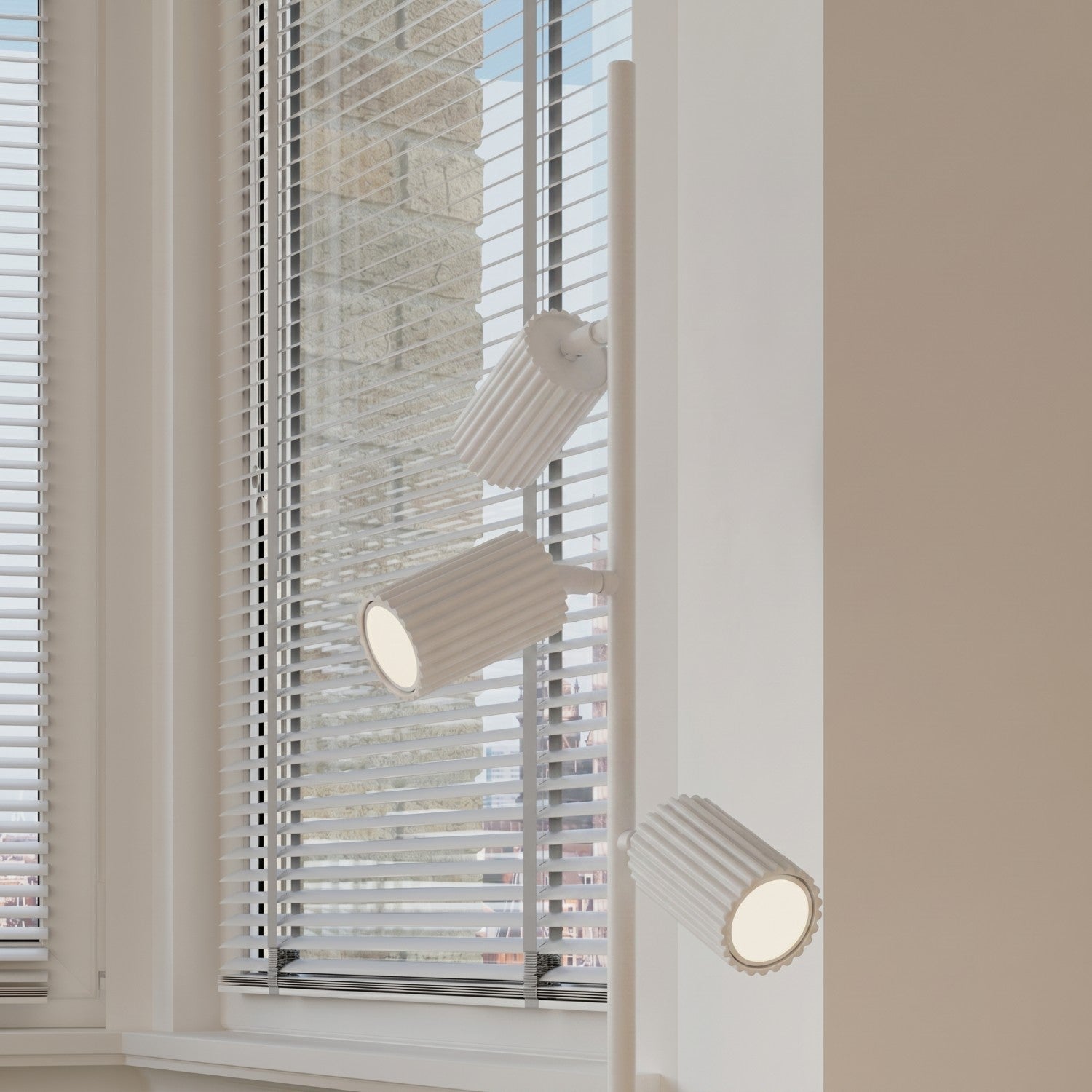 Lampadaire Karbon 3 spots aluminium blanc GU10 vue de trois quarts