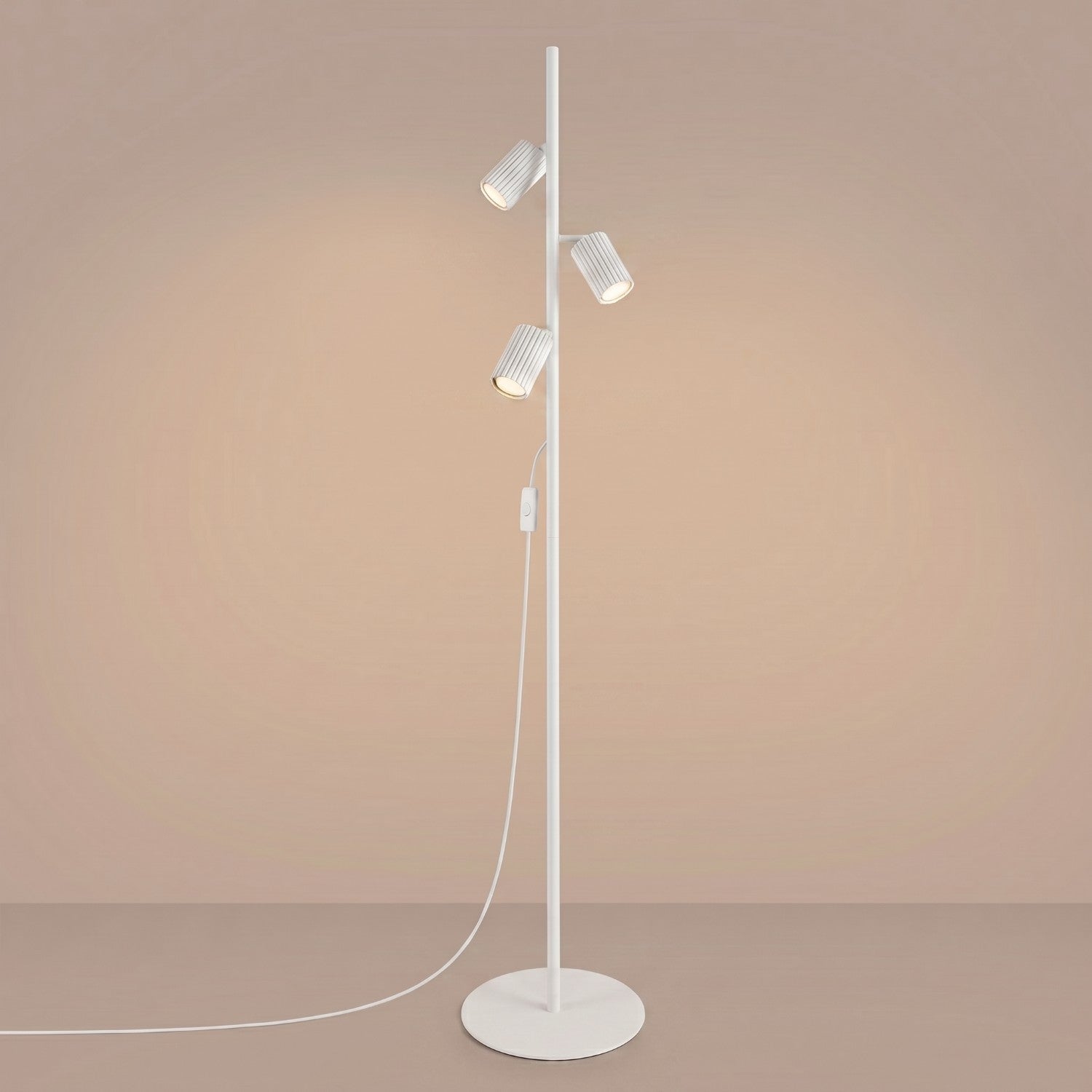 Lampadaire Karbon 3 spots aluminium blanc GU10 vue de trois quarts