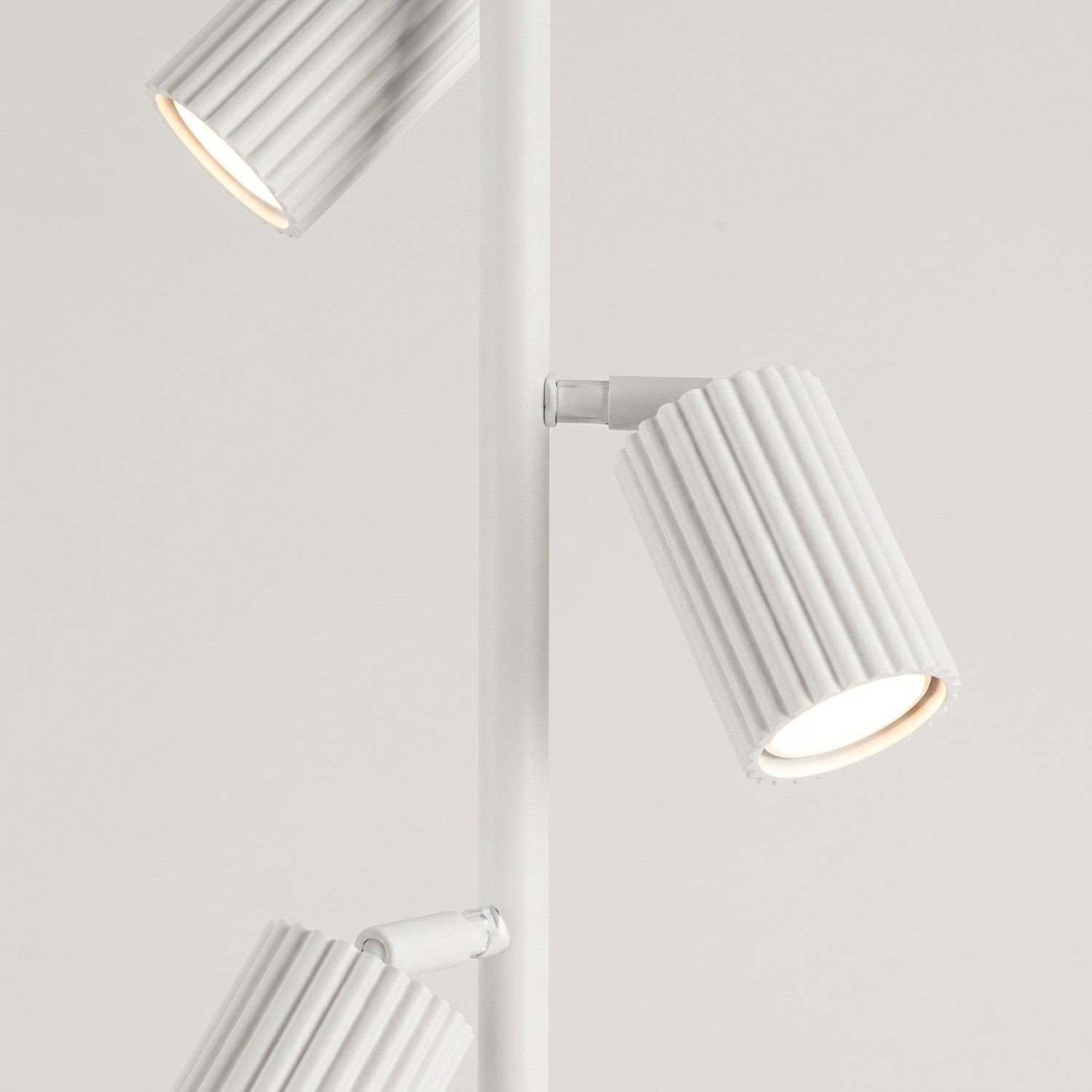 Lampadaire Karbon 3 spots aluminium blanc GU10 en situation