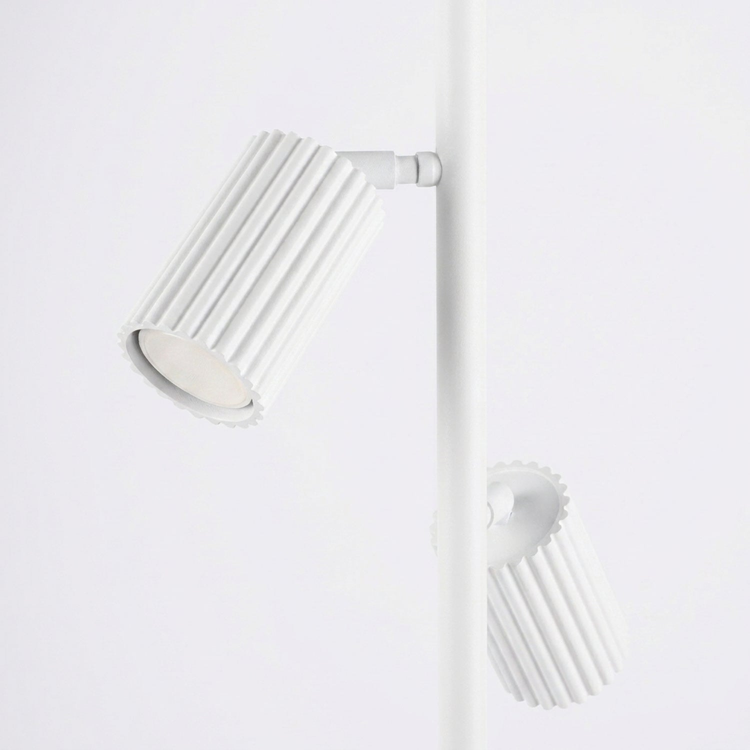 Lampadaire Karbon 3 spots aluminium blanc GU10 détail des cannelures