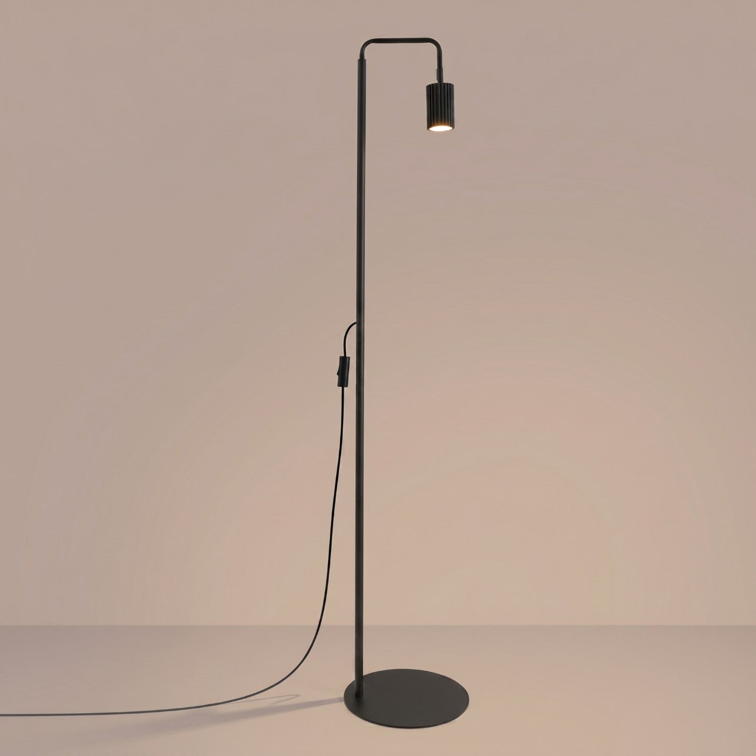 Lampadaire Karbon 1 aluminium noir GU10 vue de trois quarts