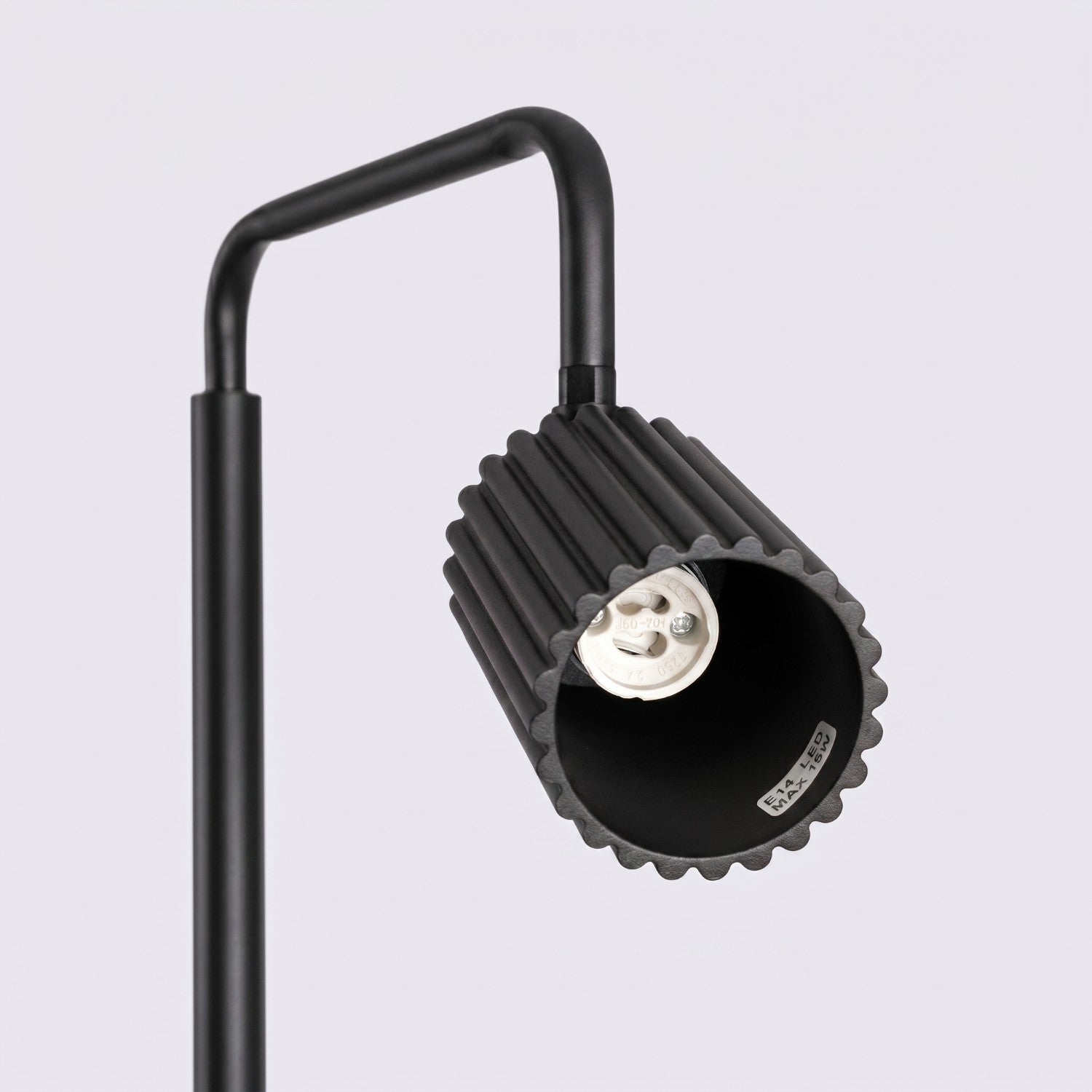 Lampadaire Karbon 1 aluminium noir GU10 vue rapprochée