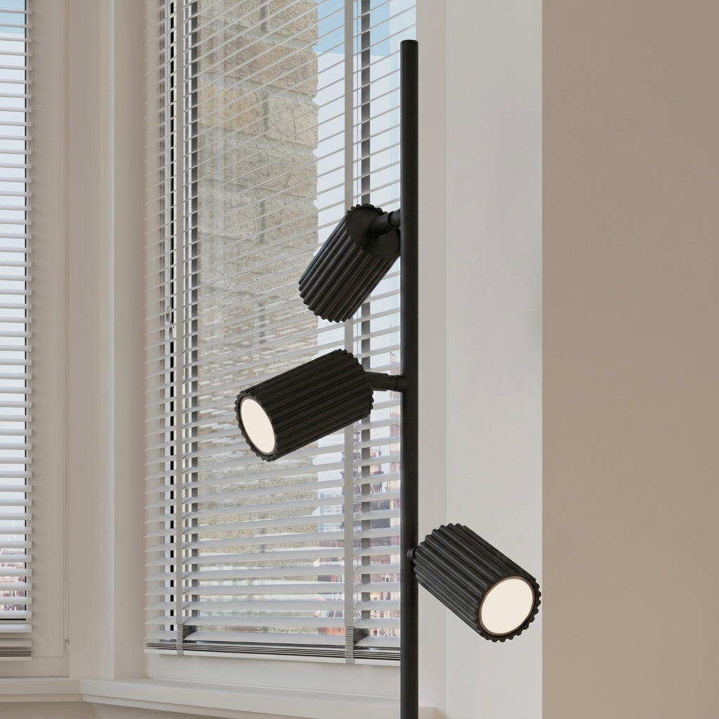 Lampadaire Karbon 3 spots aluminium noir GU10 vue de trois quarts