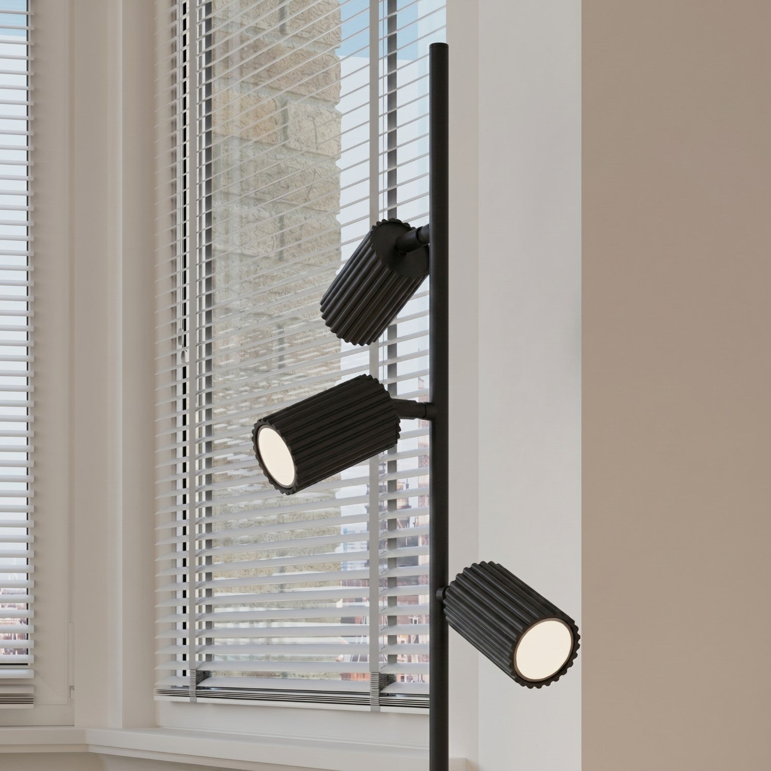 Lampadaire Karbon 3 spots aluminium noir GU10 vue de trois quarts