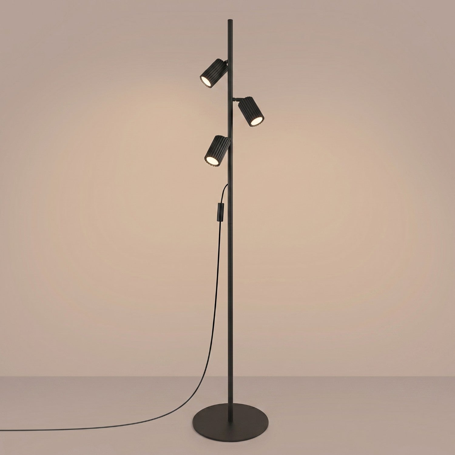 Lampadaire Karbon 3 spots aluminium noir GU10 vue de trois quarts