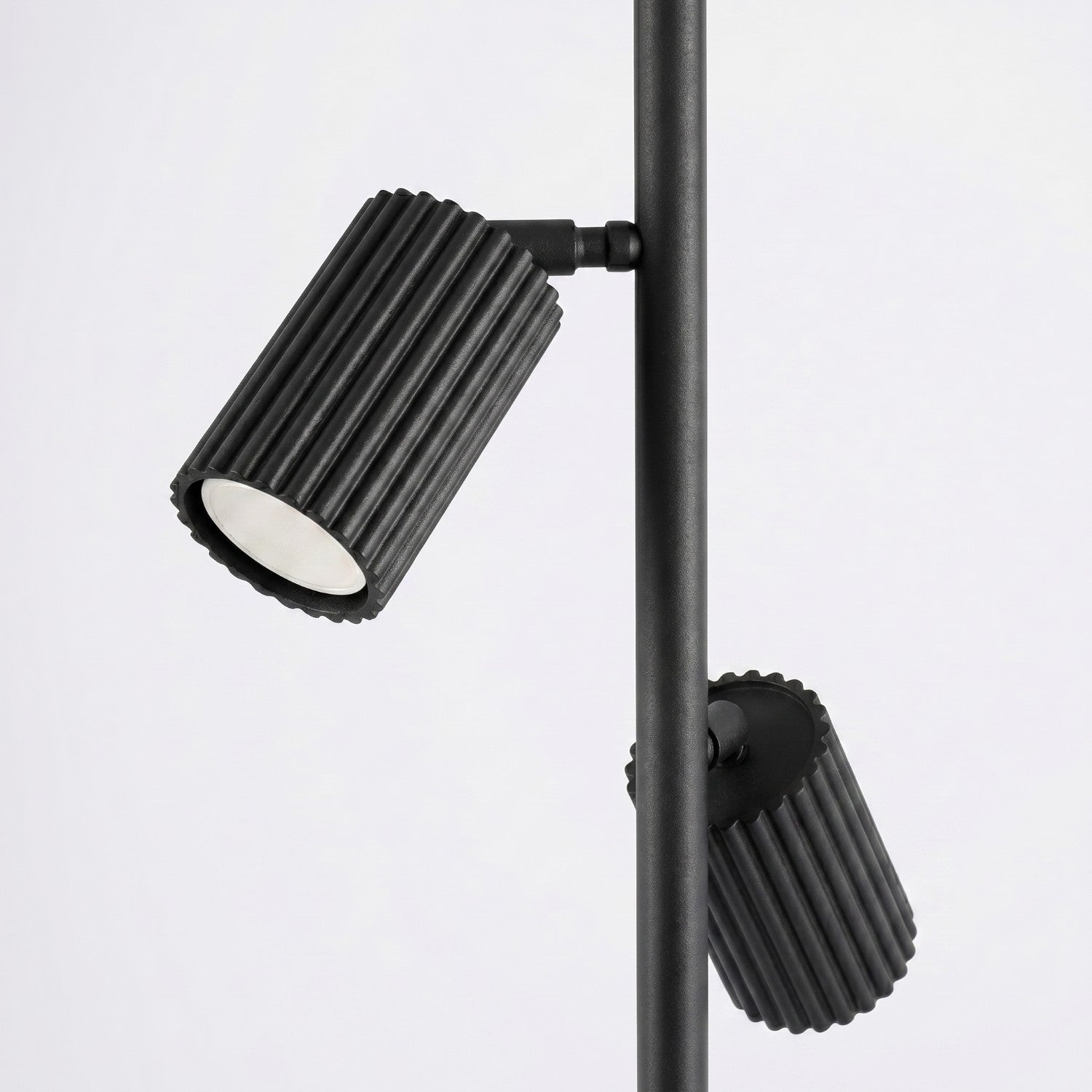 Lampadaire Karbon 3 spots aluminium noir GU10 détail des cannelures