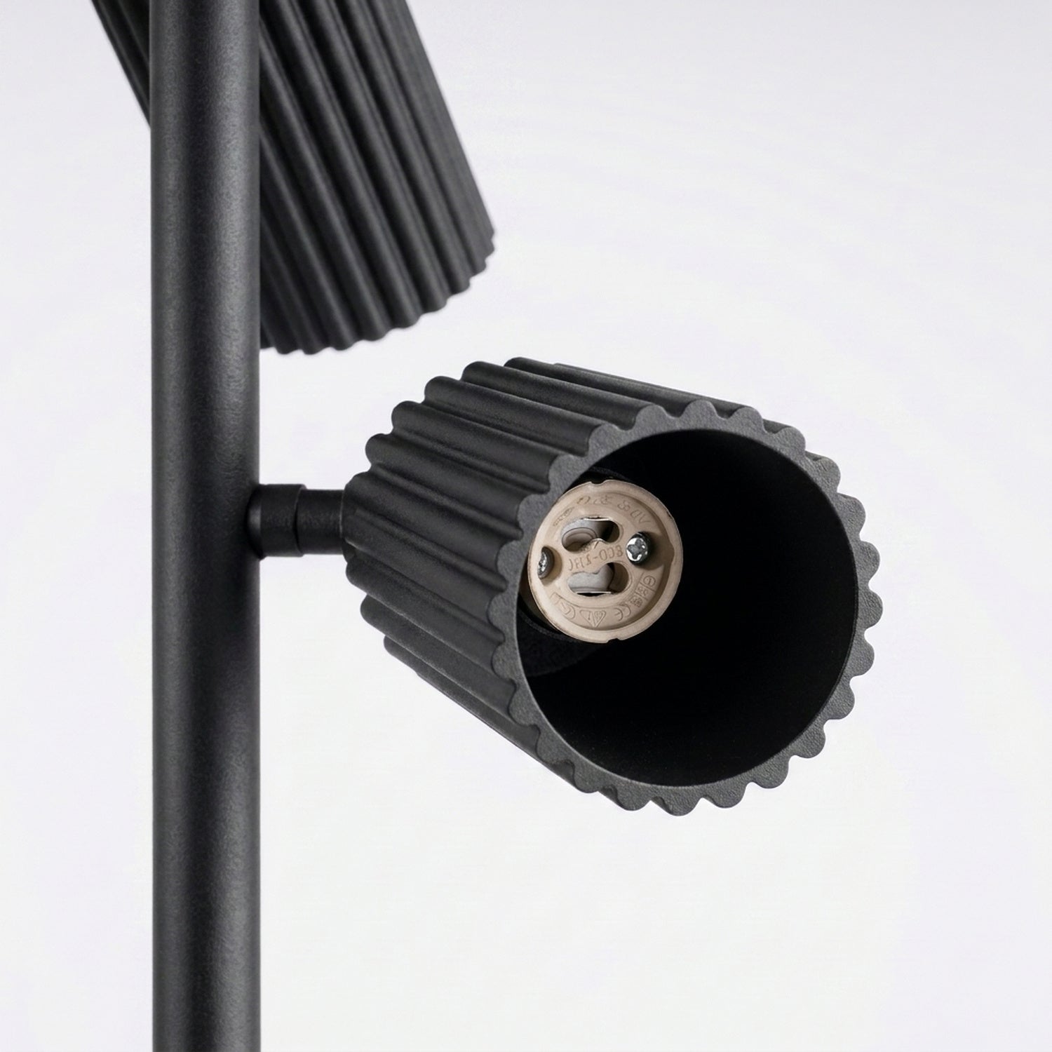 Lampadaire Karbon 3 spots aluminium noir GU10 vue rapprochée