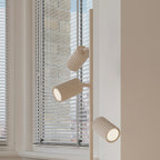 Lampadaire Karbon 3 spots aluminium beige GU10 vue de trois quarts
