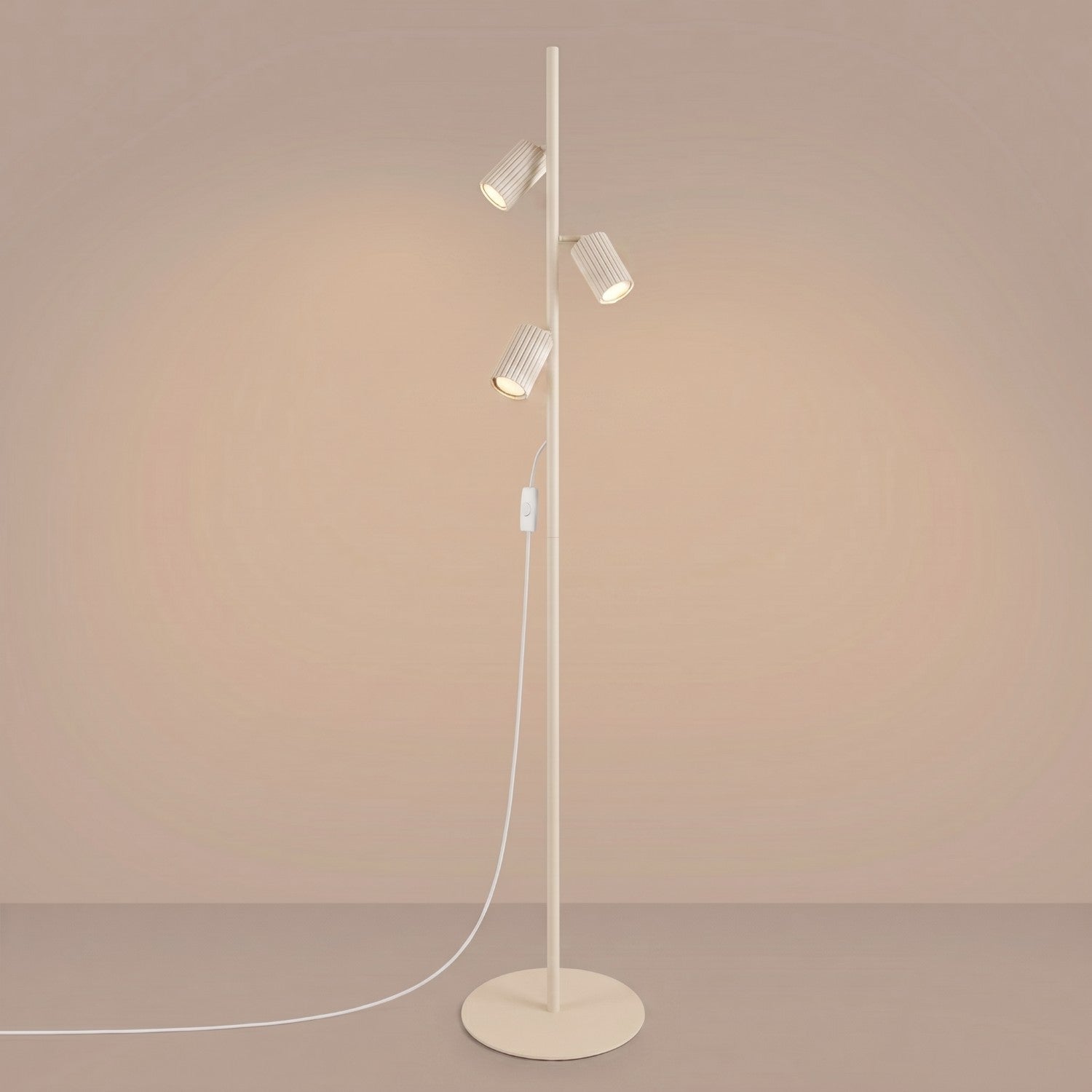 Lampadaire Karbon 3 spots aluminium beige GU10 vue de trois quarts