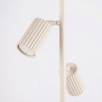 Lampadaire Karbon 3 spots aluminium beige GU10 détail des cannelures