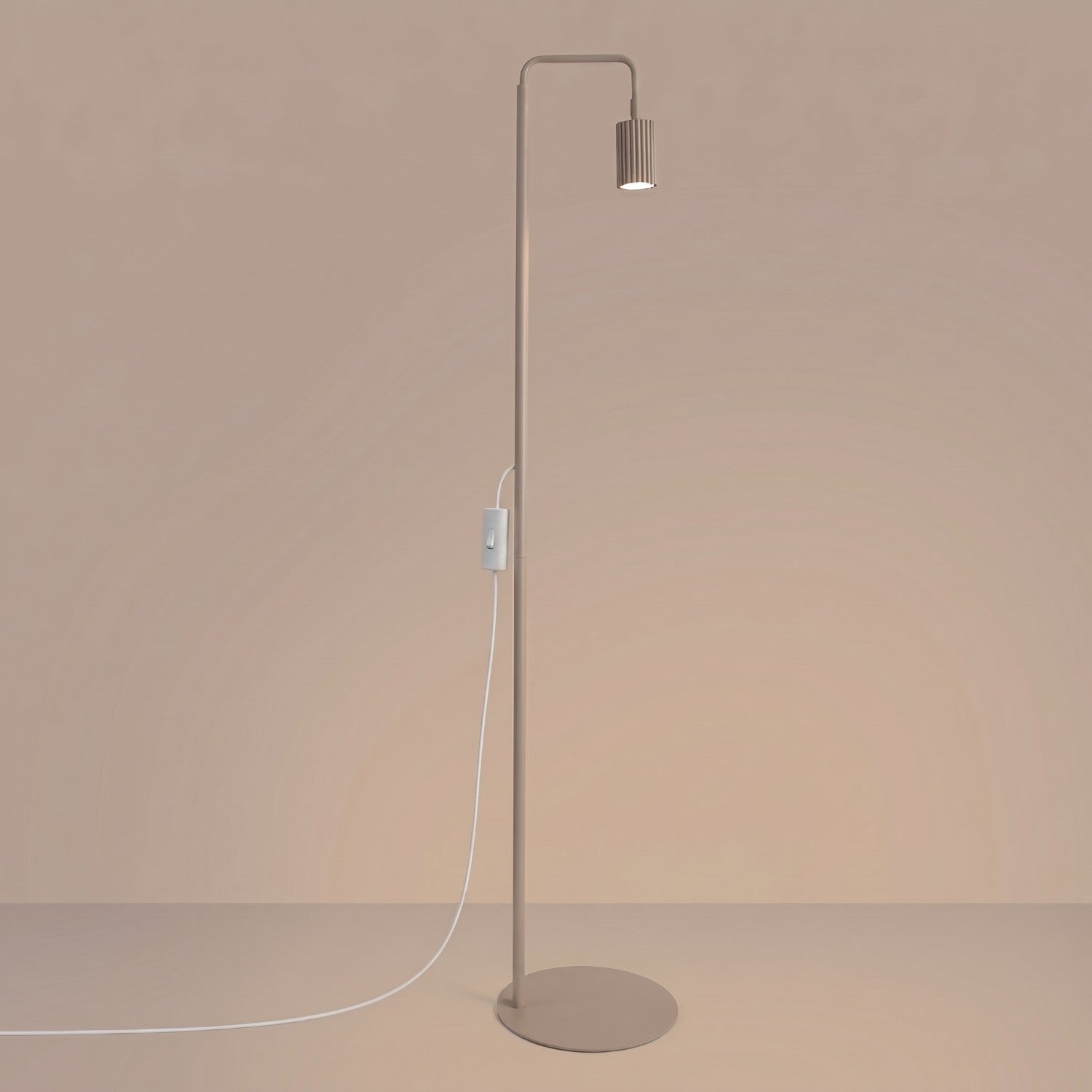 Lampadaire Karbon 1 aluminium taupe GU10 vue de trois quarts