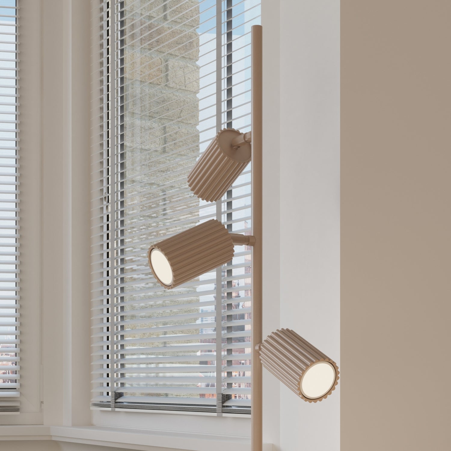 Lampadaire Karbon 3 spots aluminium taupe GU10 vue de trois quarts