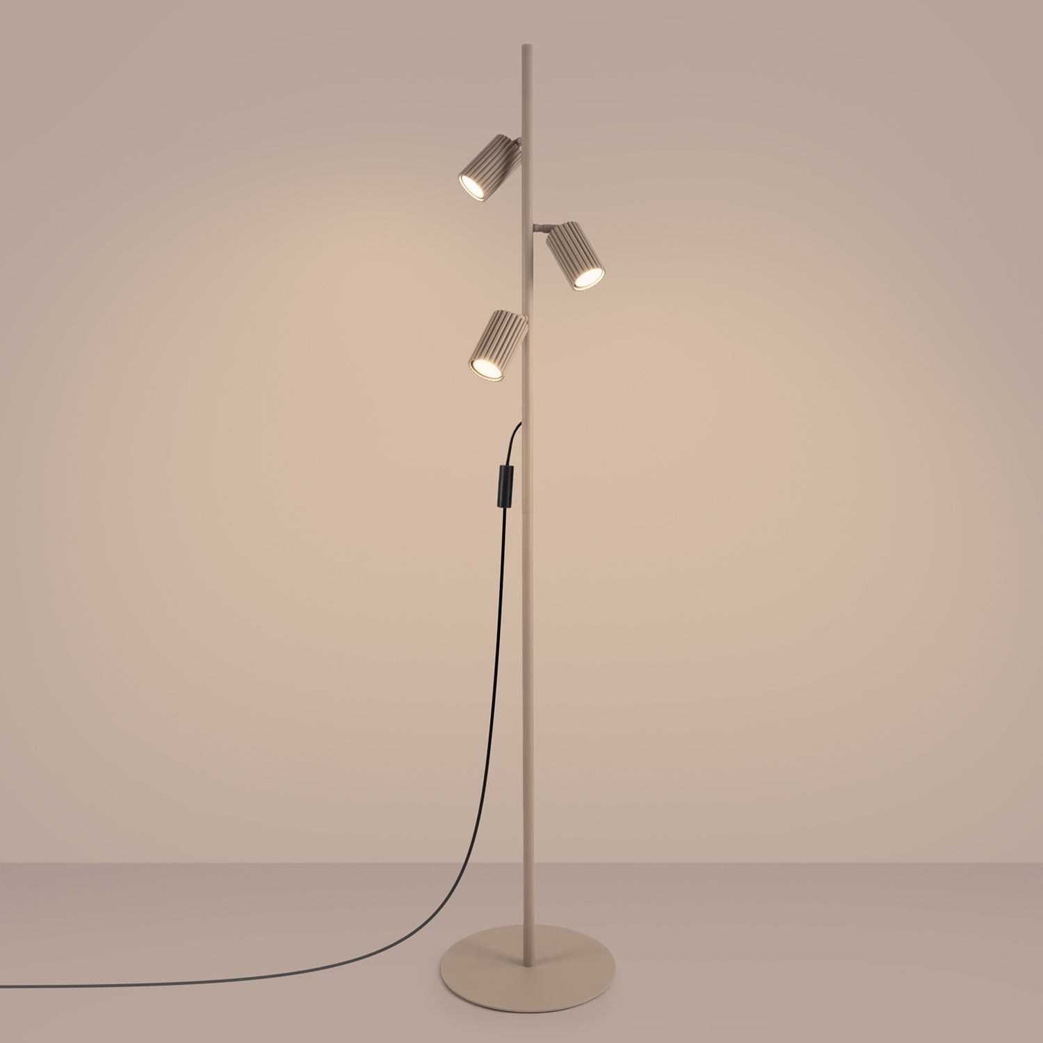 Lampadaire Karbon 3 spots aluminium taupe GU10 vue de trois quarts