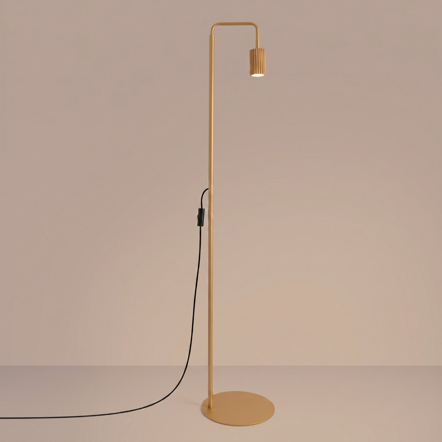 Lampadaire Karbon 1 aluminium doré GU10 vue de trois quarts